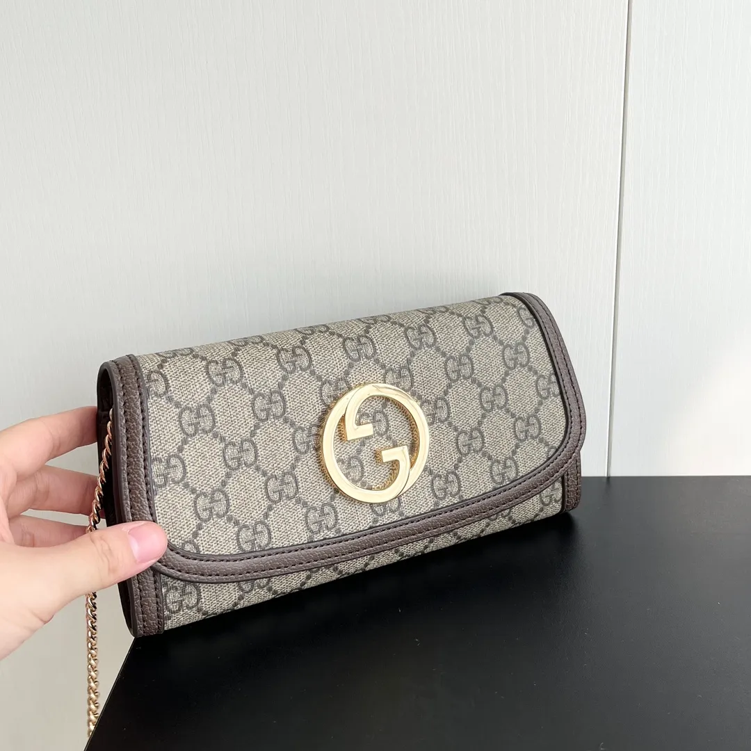 Actual shot #💰290 Model: 725215 Comes with box Size: 21x10.5cm I fell in love with Gucci Blondie at first sight. Second-hand bags have always been my favorite. They are super popular now, mainly because they are so beautiful! It can be worn as an armpit bag or as a cross-body carry. Depending on your mood, I find it very retro, fashionable and fascinating to carry it either way! Many colors to choose from, running quantity models