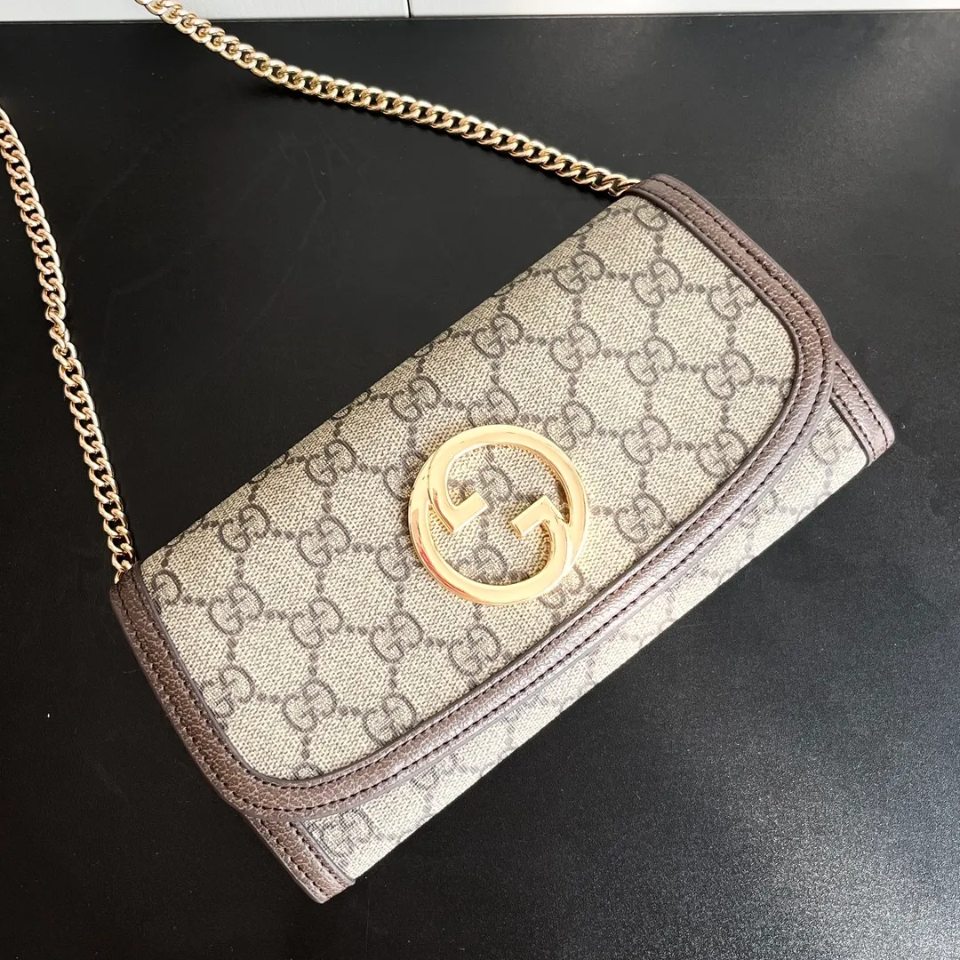 Actual shot #💰290 Model: 725215 Comes with box Size: 21x10.5cm I fell in love with Gucci Blondie at first sight. Second-hand bags have always been my favorite. They are super popular now, mainly because they are so beautiful! It can be worn as an armpit bag or as a cross-body carry. Depending on your mood, I find it very retro, fashionable and fascinating to carry it either way! Many colors to choose from, running quantity models