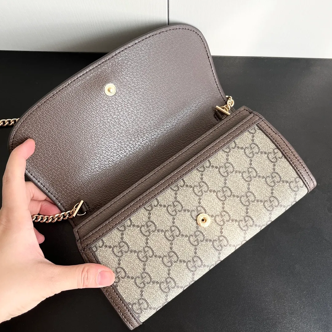 Actual shot #💰290 Model: 725215 Comes with box Size: 21x10.5cm I fell in love with Gucci Blondie at first sight. Second-hand bags have always been my favorite. They are super popular now, mainly because they are so beautiful! It can be worn as an armpit bag or as a cross-body carry. Depending on your mood, I find it very retro, fashionable and fascinating to carry it either way! Many colors to choose from, running quantity models