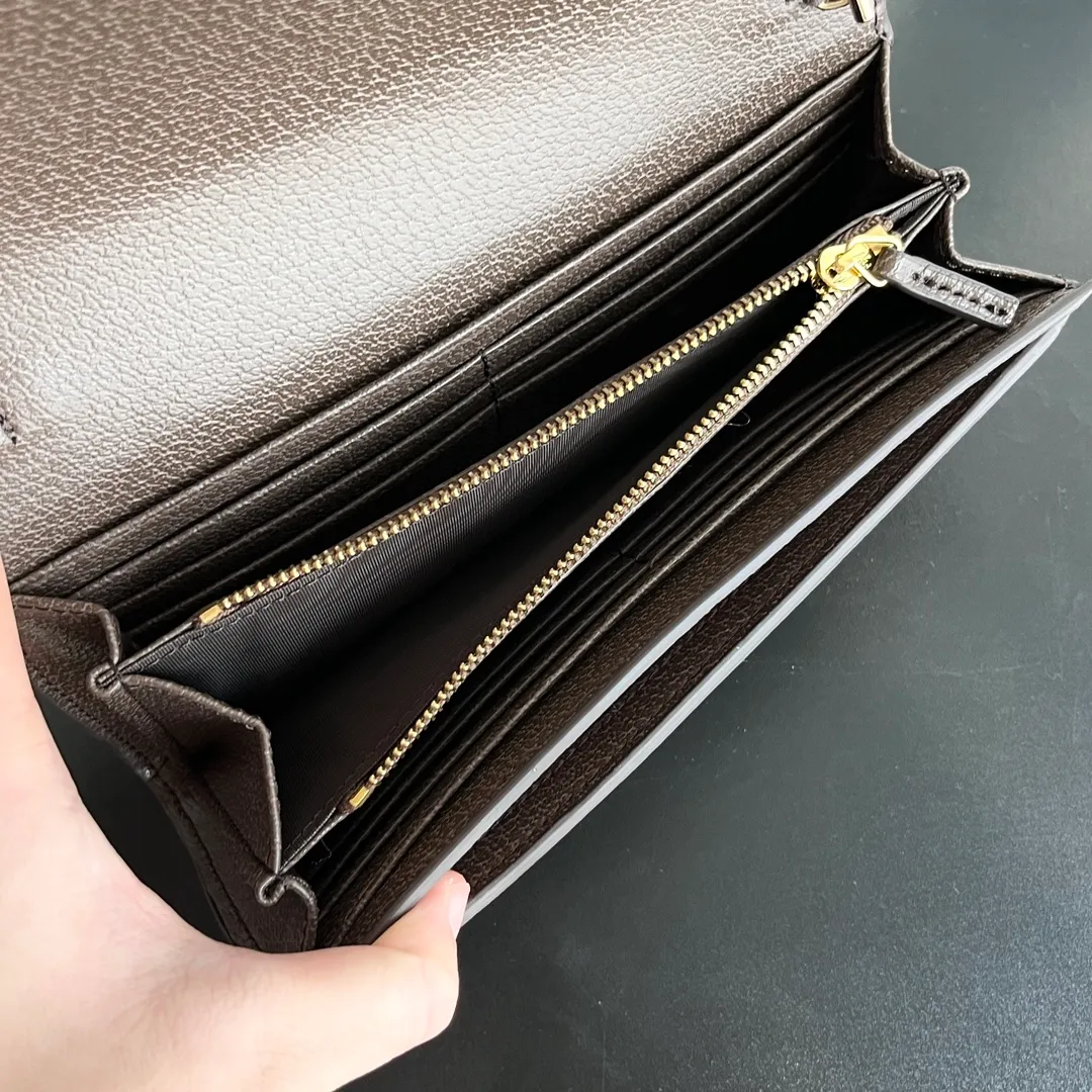 Actual shot #💰290 Model: 725215 Comes with box Size: 21x10.5cm I fell in love with Gucci Blondie at first sight. Second-hand bags have always been my favorite. They are super popular now, mainly because they are so beautiful! It can be worn as an armpit bag or as a cross-body carry. Depending on your mood, I find it very retro, fashionable and fascinating to carry it either way! Many colors to choose from, running quantity models