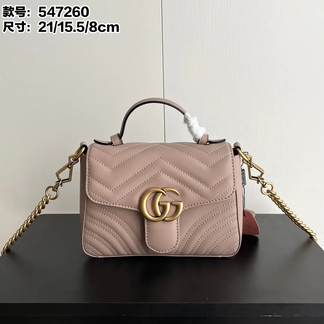 Actual shot #💰320 Style number: 547260 Size: 21*15.5*8cm GG Marmont mini messenger bag is still in the limelight this year. The iconic double G logo carries Gucci’s literary and romantic story. The new mini series is a vivid interpretation of retro and gorgeousness. It is so cute ~ Hand-held ✅ One-shoulder ✅ Cross-body ✅