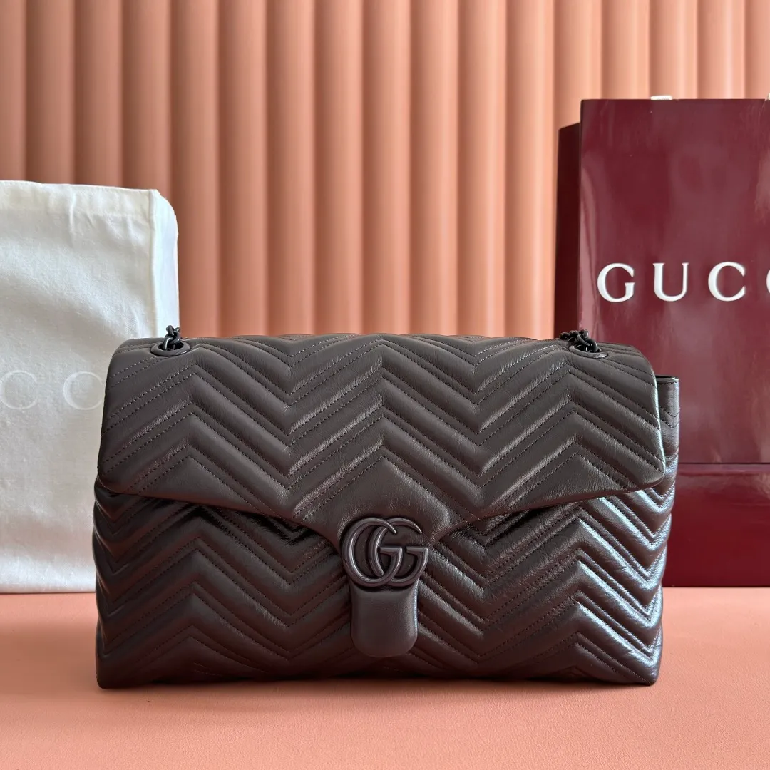 p1960. 💋💋💋【With full set of original counter packaging】2025 autumn and winter series, the brand's iconic GG Marmont series is ingeniously integrated with classic double G elements and faceted chain straps, creating a soft yet crisp silhouette design. This piece is crafted from soft, lightweight quilted V-shaped calfskin leather and features tonal enamel hardware and chain. Black soft lightweight quilted V-shaped calfskin leather. Tonal enamel hardware and chain. Black rayon lining. Double G. Interior: Zippered pocket. Exterior: Back open pocket. Magnetic closure. Ident.: 850659. Dimensions: 37.5cm (width) x 21cm (height) x 9cm (depth) Color: brown/soft leather. Made in Italy