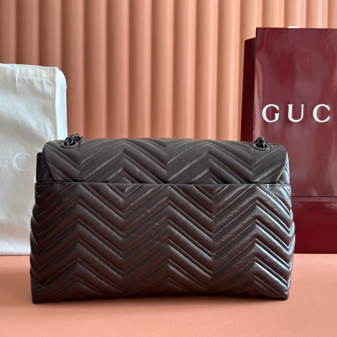 p1960. 💋💋💋【With full set of original counter packaging】2025 autumn and winter series, the brand's iconic GG Marmont series is ingeniously integrated with classic double G elements and faceted chain straps, creating a soft yet crisp silhouette design. This piece is crafted from soft, lightweight quilted V-shaped calfskin leather and features tonal enamel hardware and chain. Black soft lightweight quilted V-shaped calfskin leather. Tonal enamel hardware and chain. Black rayon lining. Double G. Interior: Zippered pocket. Exterior: Back open pocket. Magnetic closure. Ident.: 850659. Dimensions: 37.5cm (width) x 21cm (height) x 9cm (depth) Color: brown/soft leather. Made in Italy