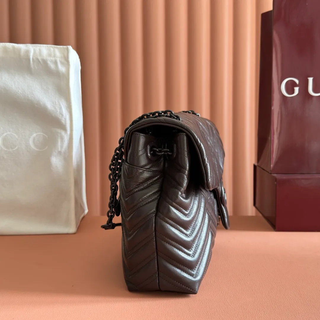 p1960. 💋💋💋【With full set of original counter packaging】2025 autumn and winter series, the brand's iconic GG Marmont series is ingeniously integrated with classic double G elements and faceted chain straps, creating a soft yet crisp silhouette design. This piece is crafted from soft, lightweight quilted V-shaped calfskin leather and features tonal enamel hardware and chain. Black soft lightweight quilted V-shaped calfskin leather. Tonal enamel hardware and chain. Black rayon lining. Double G. Interior: Zippered pocket. Exterior: Back open pocket. Magnetic closure. Ident.: 850659. Dimensions: 37.5cm (width) x 21cm (height) x 9cm (depth) Color: brown/soft leather. Made in Italy