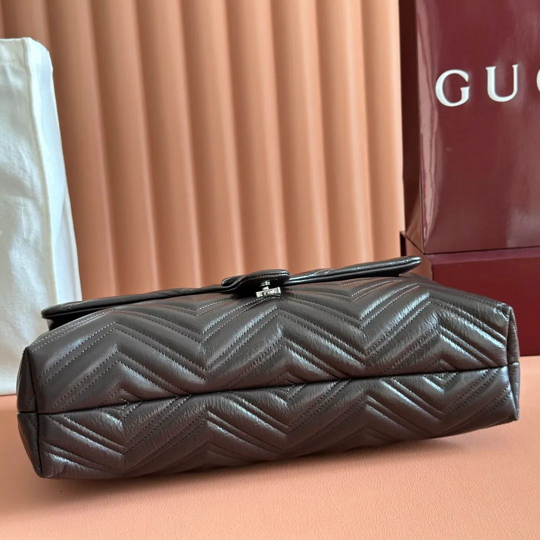 p1960. 💋💋💋【With full set of original counter packaging】2025 autumn and winter series, the brand's iconic GG Marmont series is ingeniously integrated with classic double G elements and faceted chain straps, creating a soft yet crisp silhouette design. This piece is crafted from soft, lightweight quilted V-shaped calfskin leather and features tonal enamel hardware and chain. Black soft lightweight quilted V-shaped calfskin leather. Tonal enamel hardware and chain. Black rayon lining. Double G. Interior: Zippered pocket. Exterior: Back open pocket. Magnetic closure. Ident.: 850659. Dimensions: 37.5cm (width) x 21cm (height) x 9cm (depth) Color: brown/soft leather. Made in Italy
