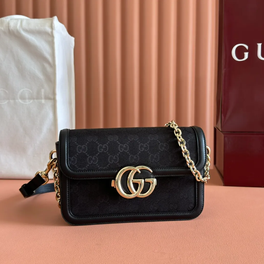 p1440💋💋💋【Complete package at counter】The Gucci Go series is designed for sports. This shoulder bag is made of exquisite and lightweight GG Monogram blue denim, with an elegant chain strap, adding another dazzling masterpiece to the 2025 spring and summer series. The interior layout of the bag is also very practical, with a removable mirror on the back. Brown GG Monogram blue denim Brown leather trim Light gold tone hardware Beige cotton and linen blend lining Interior: Three main compartments, one zipped pocket External: Removable mirror on the rear Chain strap (21 cm high); Detachable and adjustable shoulder strap (27 cm high); Length adjustable between 64 cm and 103 cm Spring clip buckle Model: 826761. Dimensions: 21.5cm (width) x 14cm (height) x 9cm (depth) Weight: approx. 0.8kg Color: denim brown/original leather. Made in Italy