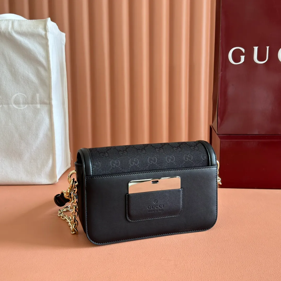 p1440💋💋💋【Complete package at counter】The Gucci Go series is designed for sports. This shoulder bag is made of exquisite and lightweight GG Monogram blue denim, with an elegant chain strap, adding another dazzling masterpiece to the 2025 spring and summer series. The interior layout of the bag is also very practical, with a removable mirror on the back. Brown GG Monogram blue denim Brown leather trim Light gold tone hardware Beige cotton and linen blend lining Interior: Three main compartments, one zipped pocket External: Removable mirror on the rear Chain strap (21 cm high); Detachable and adjustable shoulder strap (27 cm high); Length adjustable between 64 cm and 103 cm Spring clip buckle Model: 826761. Dimensions: 21.5cm (width) x 14cm (height) x 9cm (depth) Weight: approx. 0.8kg Color: denim brown/original leather. Made in Italy