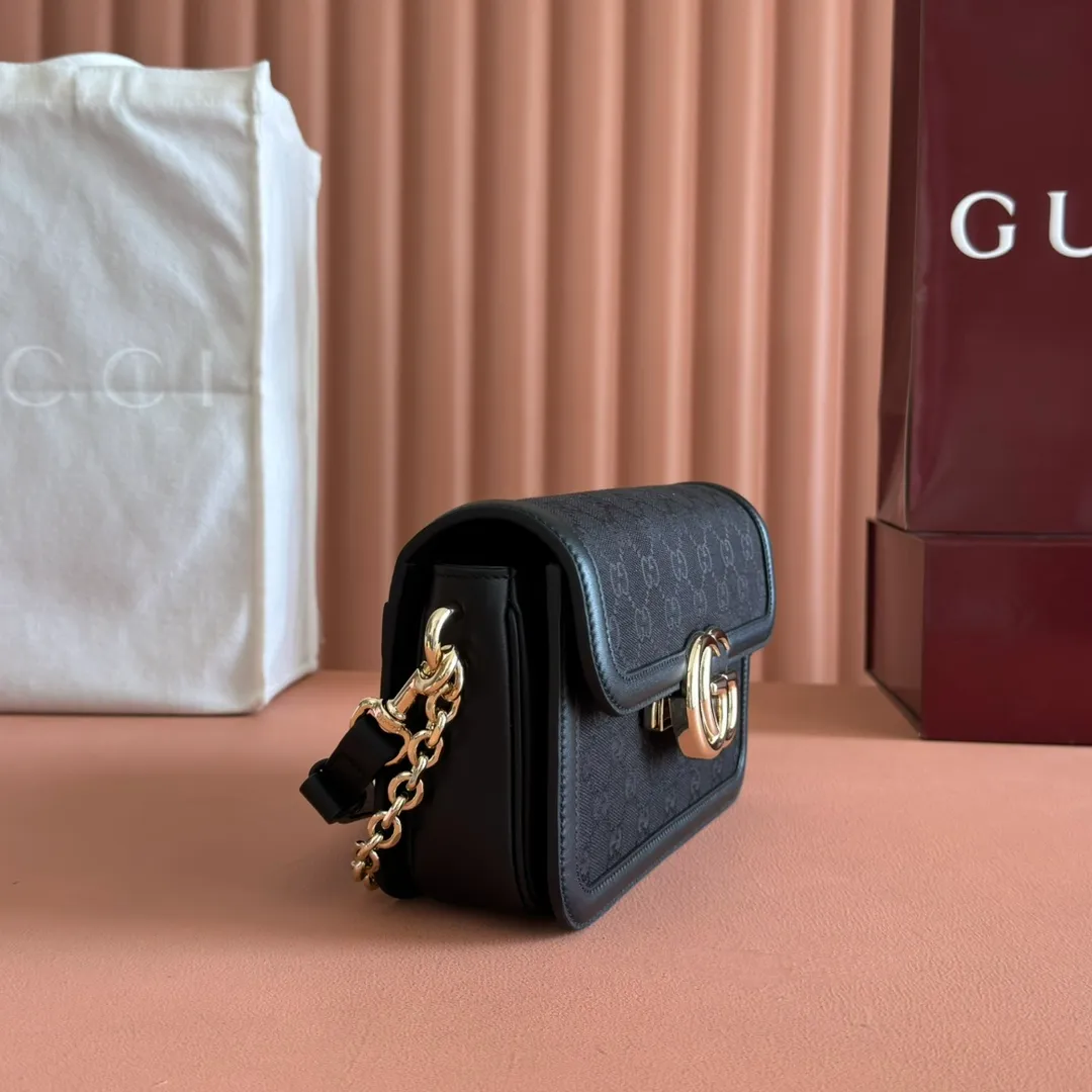 p1440💋💋💋【Complete package at counter】The Gucci Go series is designed for sports. This shoulder bag is made of exquisite and lightweight GG Monogram blue denim, with an elegant chain strap, adding another dazzling masterpiece to the 2025 spring and summer series. The interior layout of the bag is also very practical, with a removable mirror on the back. Brown GG Monogram blue denim Brown leather trim Light gold tone hardware Beige cotton and linen blend lining Interior: Three main compartments, one zipped pocket External: Removable mirror on the rear Chain strap (21 cm high); Detachable and adjustable shoulder strap (27 cm high); Length adjustable between 64 cm and 103 cm Spring clip buckle Model: 826761. Dimensions: 21.5cm (width) x 14cm (height) x 9cm (depth) Weight: approx. 0.8kg Color: denim brown/original leather. Made in Italy