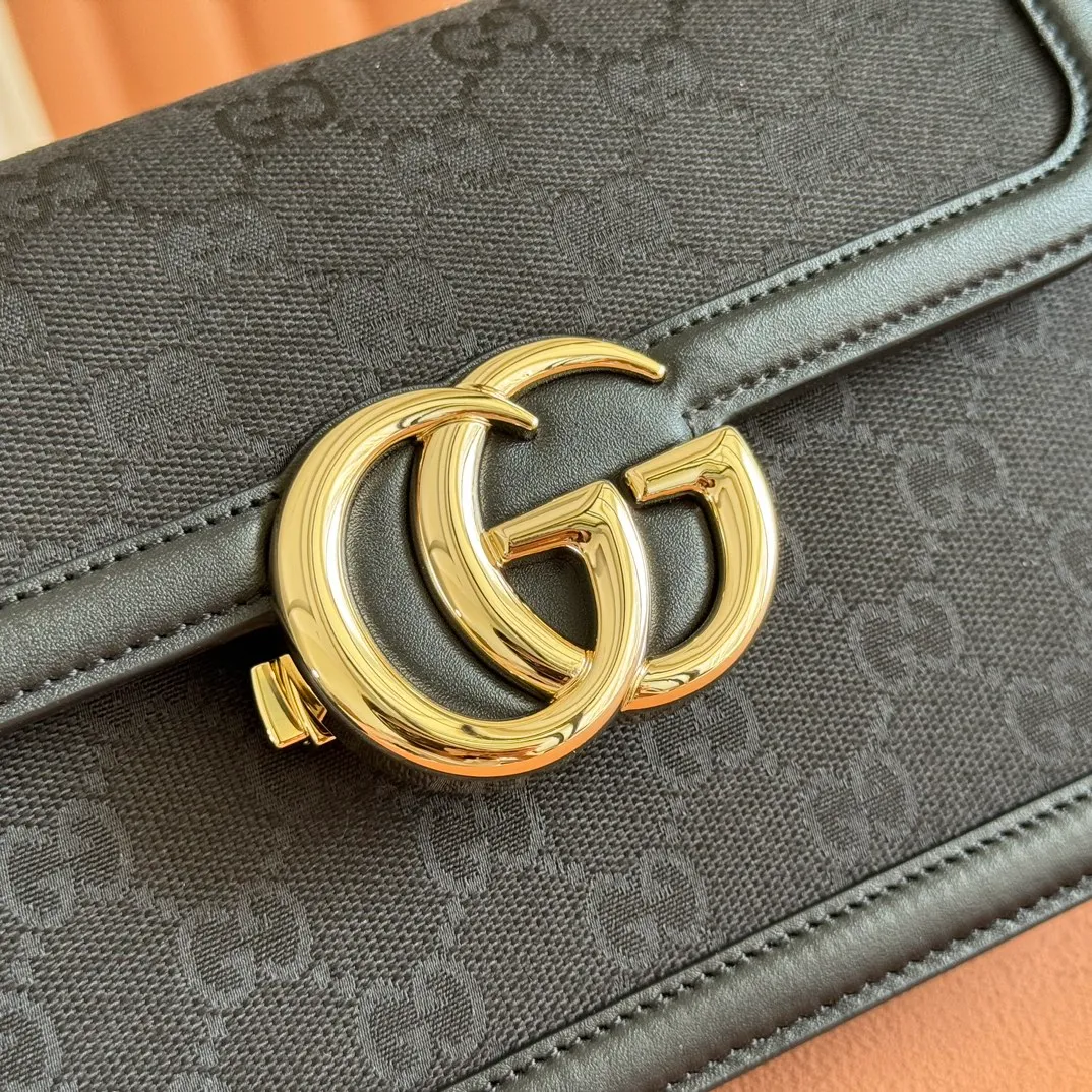 p1440💋💋💋【Complete package at counter】The Gucci Go series is designed for sports. This shoulder bag is made of exquisite and lightweight GG Monogram blue denim, with an elegant chain strap, adding another dazzling masterpiece to the 2025 spring and summer series. The interior layout of the bag is also very practical, with a removable mirror on the back. Brown GG Monogram blue denim Brown leather trim Light gold tone hardware Beige cotton and linen blend lining Interior: Three main compartments, one zipped pocket External: Removable mirror on the rear Chain strap (21 cm high); Detachable and adjustable shoulder strap (27 cm high); Length adjustable between 64 cm and 103 cm Spring clip buckle Model: 826761. Dimensions: 21.5cm (width) x 14cm (height) x 9cm (depth) Weight: approx. 0.8kg Color: denim brown/original leather. Made in Italy