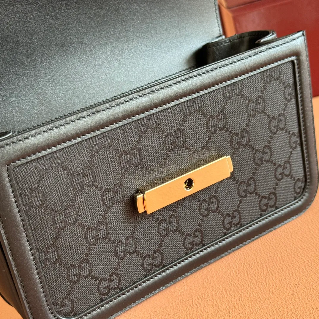 p1440💋💋💋【Complete package at counter】The Gucci Go series is designed for sports. This shoulder bag is made of exquisite and lightweight GG Monogram blue denim, with an elegant chain strap, adding another dazzling masterpiece to the 2025 spring and summer series. The interior layout of the bag is also very practical, with a removable mirror on the back. Brown GG Monogram blue denim Brown leather trim Light gold tone hardware Beige cotton and linen blend lining Interior: Three main compartments, one zipped pocket External: Removable mirror on the rear Chain strap (21 cm high); Detachable and adjustable shoulder strap (27 cm high); Length adjustable between 64 cm and 103 cm Spring clip buckle Model: 826761. Dimensions: 21.5cm (width) x 14cm (height) x 9cm (depth) Weight: approx. 0.8kg Color: denim brown/original leather. Made in Italy