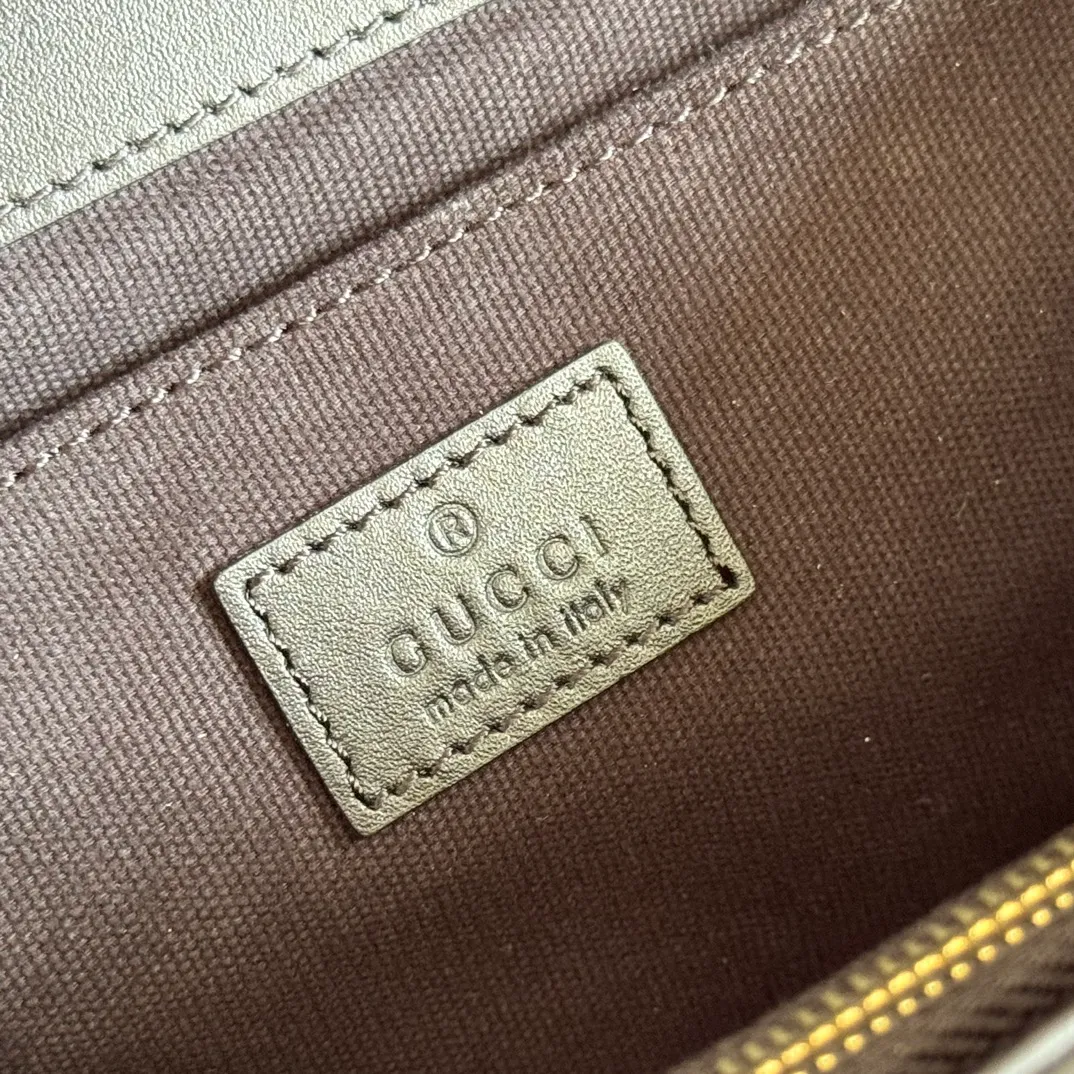 p1440💋💋💋【Complete package at counter】The Gucci Go series is designed for sports. This shoulder bag is made of exquisite and lightweight GG Monogram blue denim, with an elegant chain strap, adding another dazzling masterpiece to the 2025 spring and summer series. The interior layout of the bag is also very practical, with a removable mirror on the back. Brown GG Monogram blue denim Brown leather trim Light gold tone hardware Beige cotton and linen blend lining Interior: Three main compartments, one zipped pocket External: Removable mirror on the rear Chain strap (21 cm high); Detachable and adjustable shoulder strap (27 cm high); Length adjustable between 64 cm and 103 cm Spring clip buckle Model: 826761. Dimensions: 21.5cm (width) x 14cm (height) x 9cm (depth) Weight: approx. 0.8kg Color: denim brown/original leather. Made in Italy