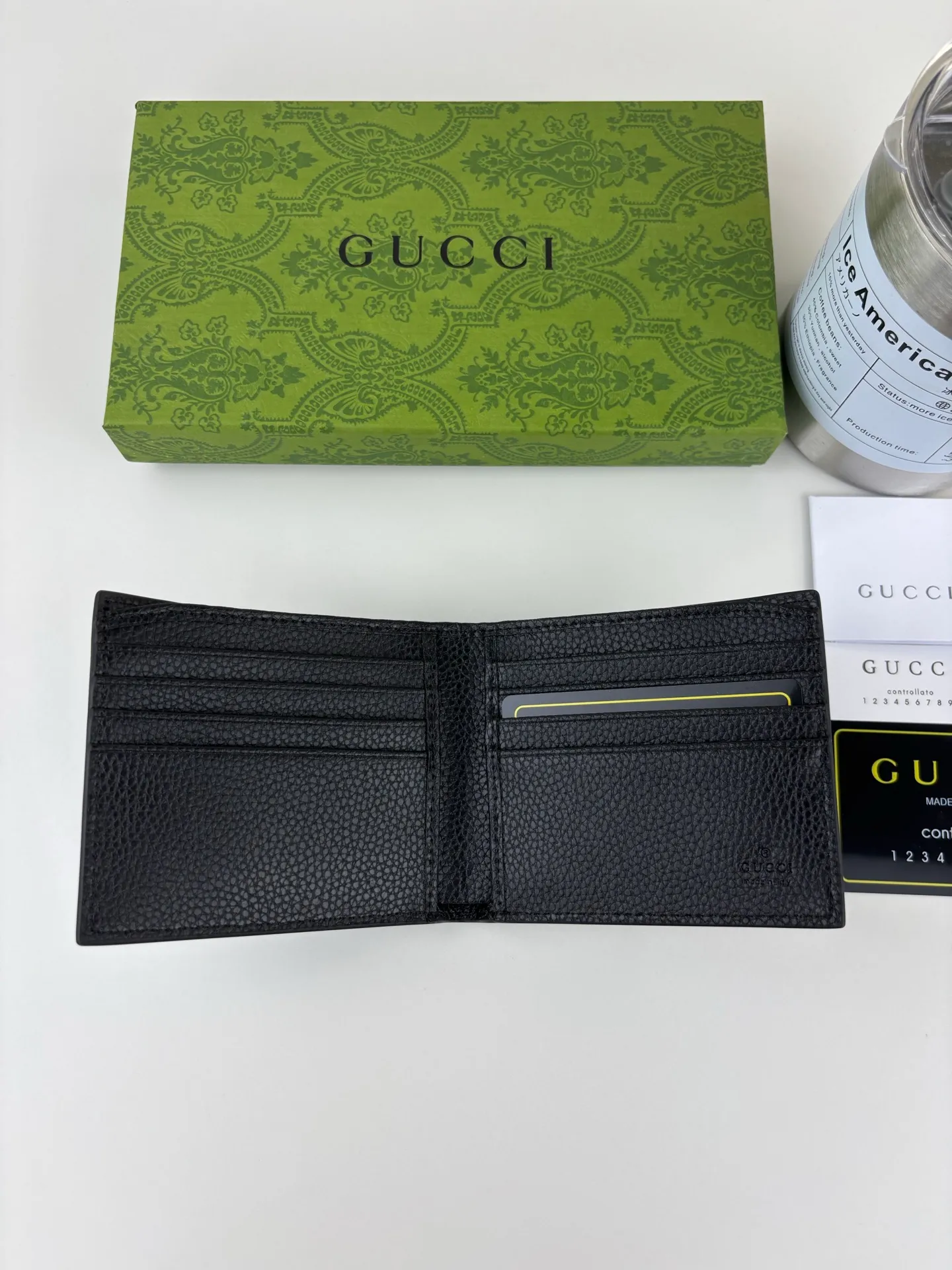 💰120 GUCCl GG printed embossing turns small daily items into fashionable daily accessories. Novel textures and finishes continue to shine in Gucci's new series, showing vitality and individual charm. This wallet is crafted from green leather and features an oversized Double G logo throughout. Green super double G leather, model number: 739475 size: 11cm x 9cm color: black embossed G