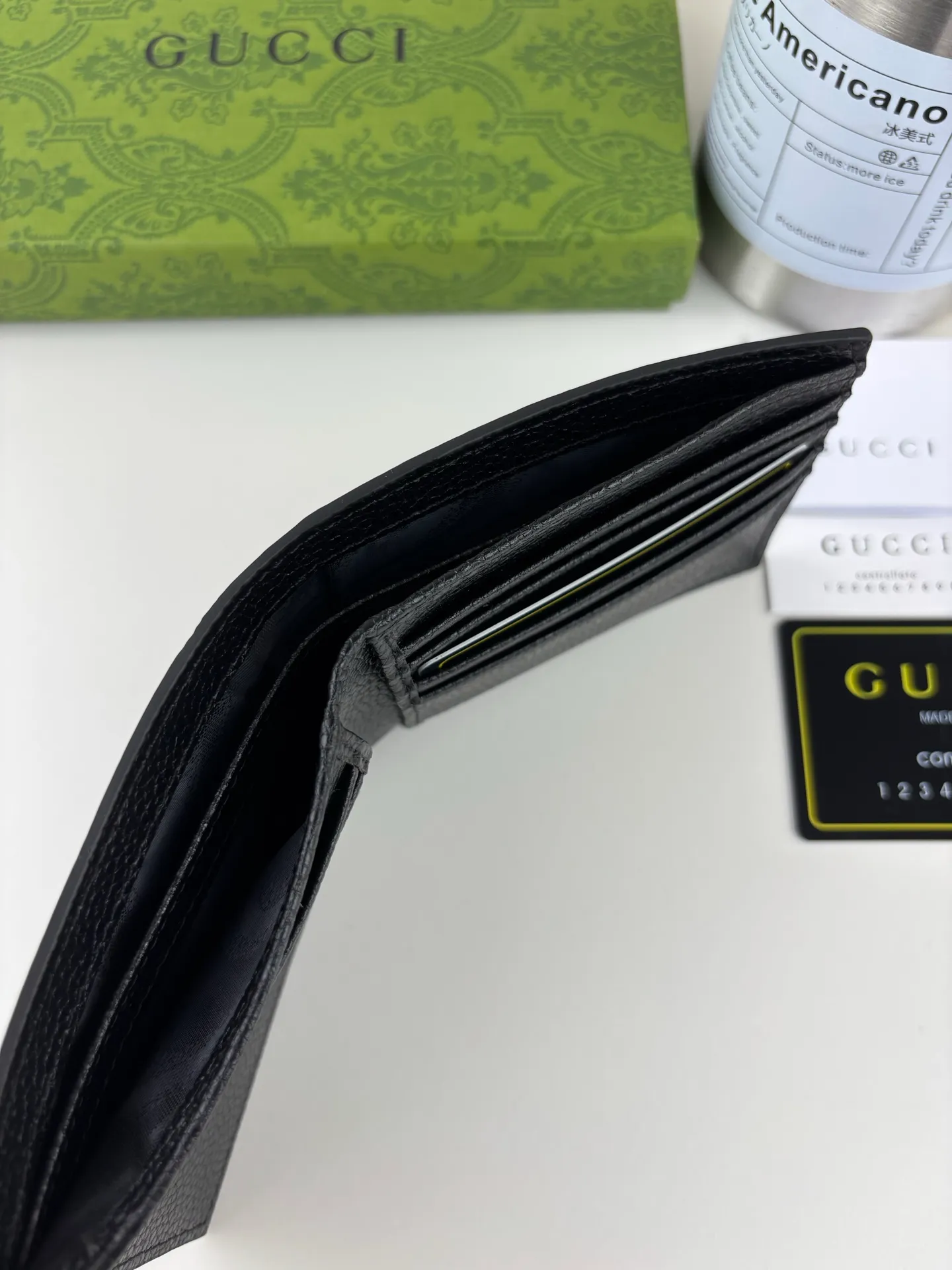 💰120 GUCCl GG printed embossing turns small daily items into fashionable daily accessories. Novel textures and finishes continue to shine in Gucci's new series, showing vitality and individual charm. This wallet is crafted from green leather and features an oversized Double G logo throughout. Green super double G leather, model number: 739475 size: 11cm x 9cm color: black embossed G