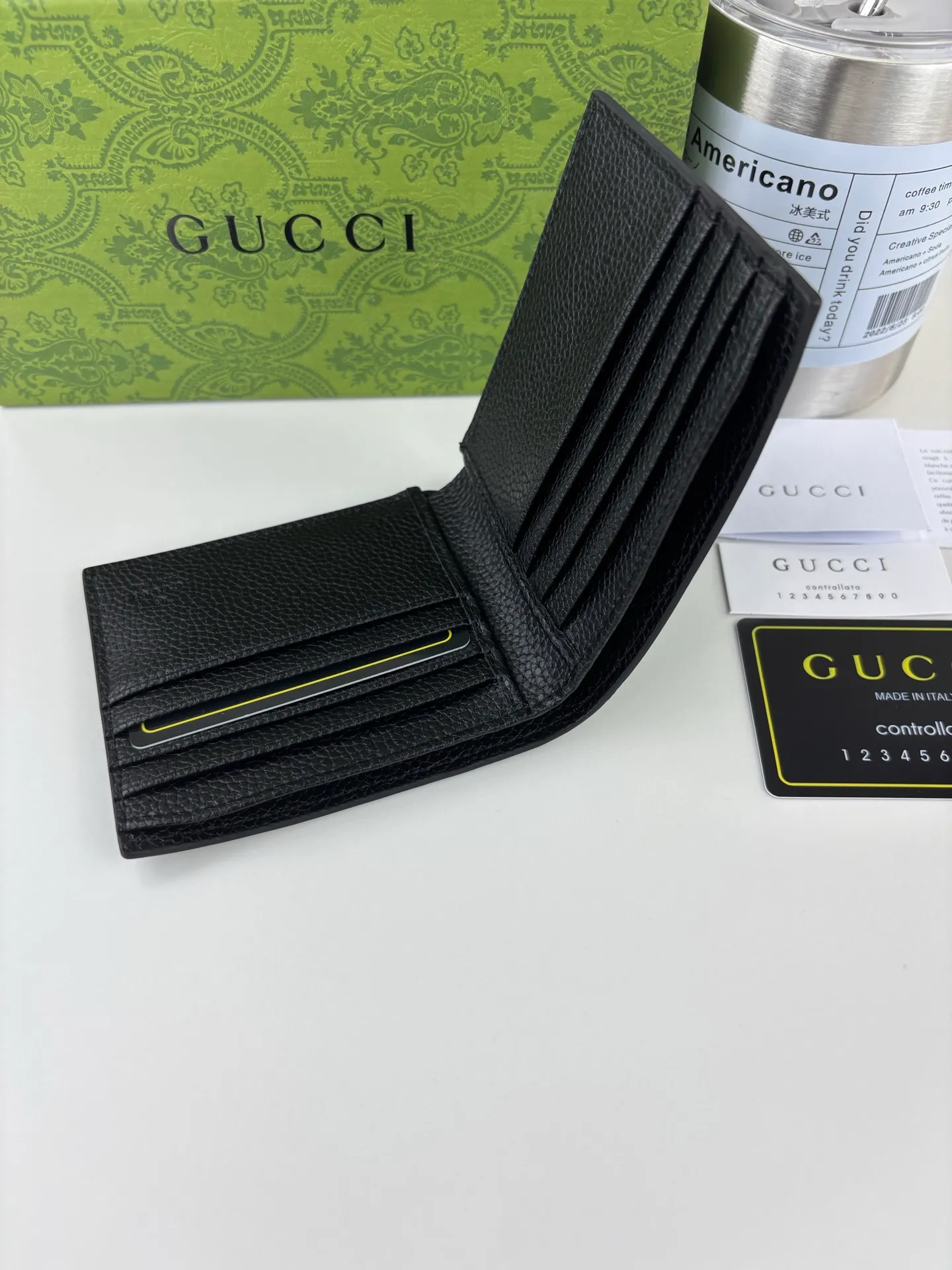 💰120 GUCCl GG printed embossing turns small daily items into fashionable daily accessories. Novel textures and finishes continue to shine in Gucci's new series, showing vitality and individual charm. This wallet is crafted from green leather and features an oversized Double G logo throughout. Green super double G leather, model number: 739475 size: 11cm x 9cm color: black embossed G