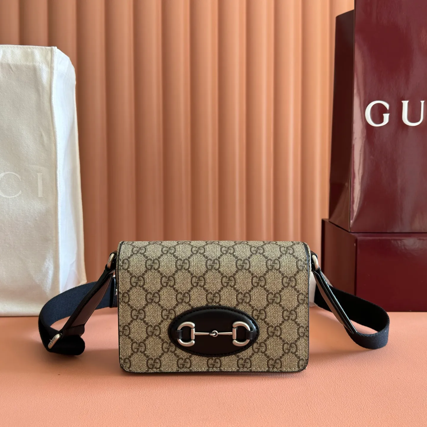 p920💋💋💋【Original configuration counter complete package】Gucci Horsebit 1955 series launches a square cut mini handbag. Designed to hold your daily essentials, this bag has black leather piping and silver-toned hardware for a chic feel. Soft GG Supreme in beige and dark brown Black leather trim Silver-toned hardware Black cotton and linen blend lining Horsebit closure Interior: 1 flat pocket Adjustable canvas shoulder strap (approx. 60 cm high) Flap with magnetic snap closure Ident.: 855566. Dimensions: 18.5cm (width) x 13cm (height) x 7cm (depth) Weight: approx. 494g Color: Pink/PVC.