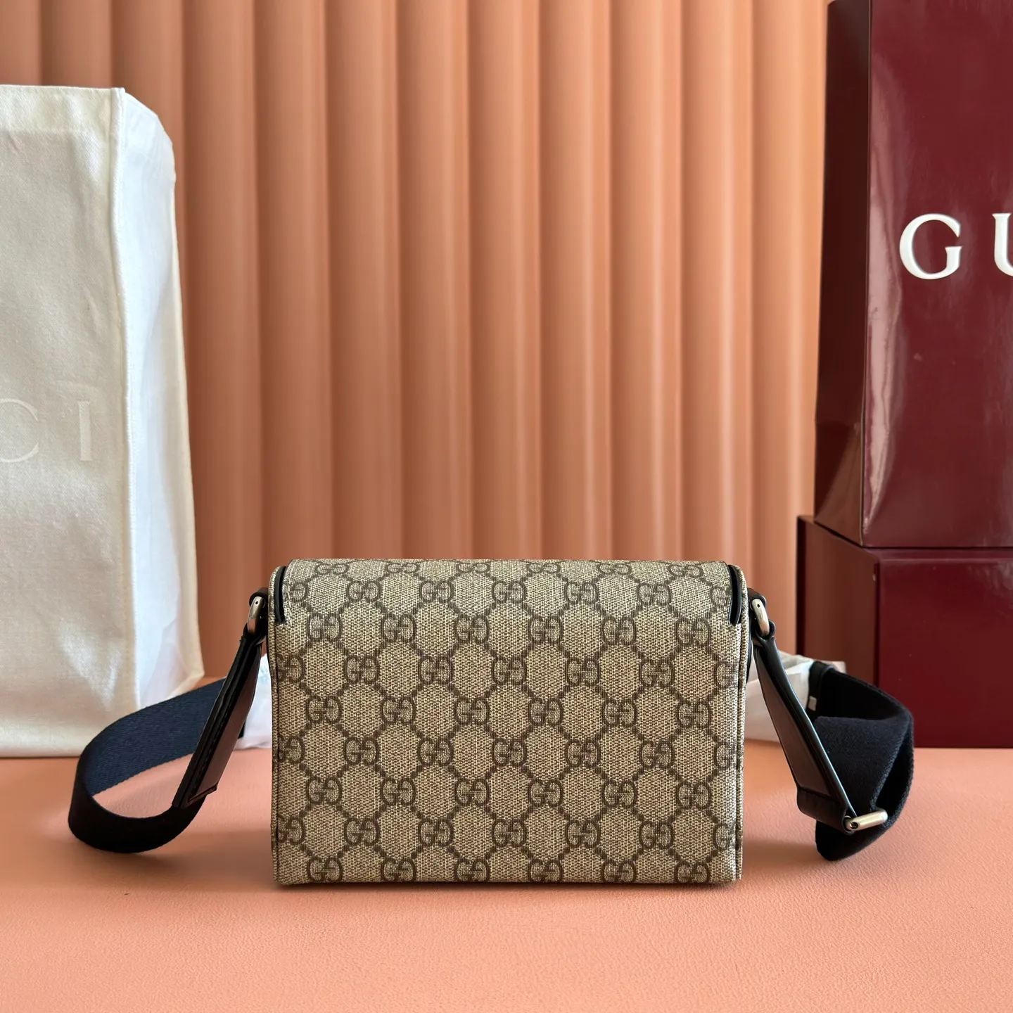 p920💋💋💋【Original configuration counter complete package】Gucci Horsebit 1955 series launches a square cut mini handbag. Designed to hold your daily essentials, this bag has black leather piping and silver-toned hardware for a chic feel. Soft GG Supreme in beige and dark brown Black leather trim Silver-toned hardware Black cotton and linen blend lining Horsebit closure Interior: 1 flat pocket Adjustable canvas shoulder strap (approx. 60 cm high) Flap with magnetic snap closure Ident.: 855566. Dimensions: 18.5cm (width) x 13cm (height) x 7cm (depth) Weight: approx. 494g Color: Pink/PVC.