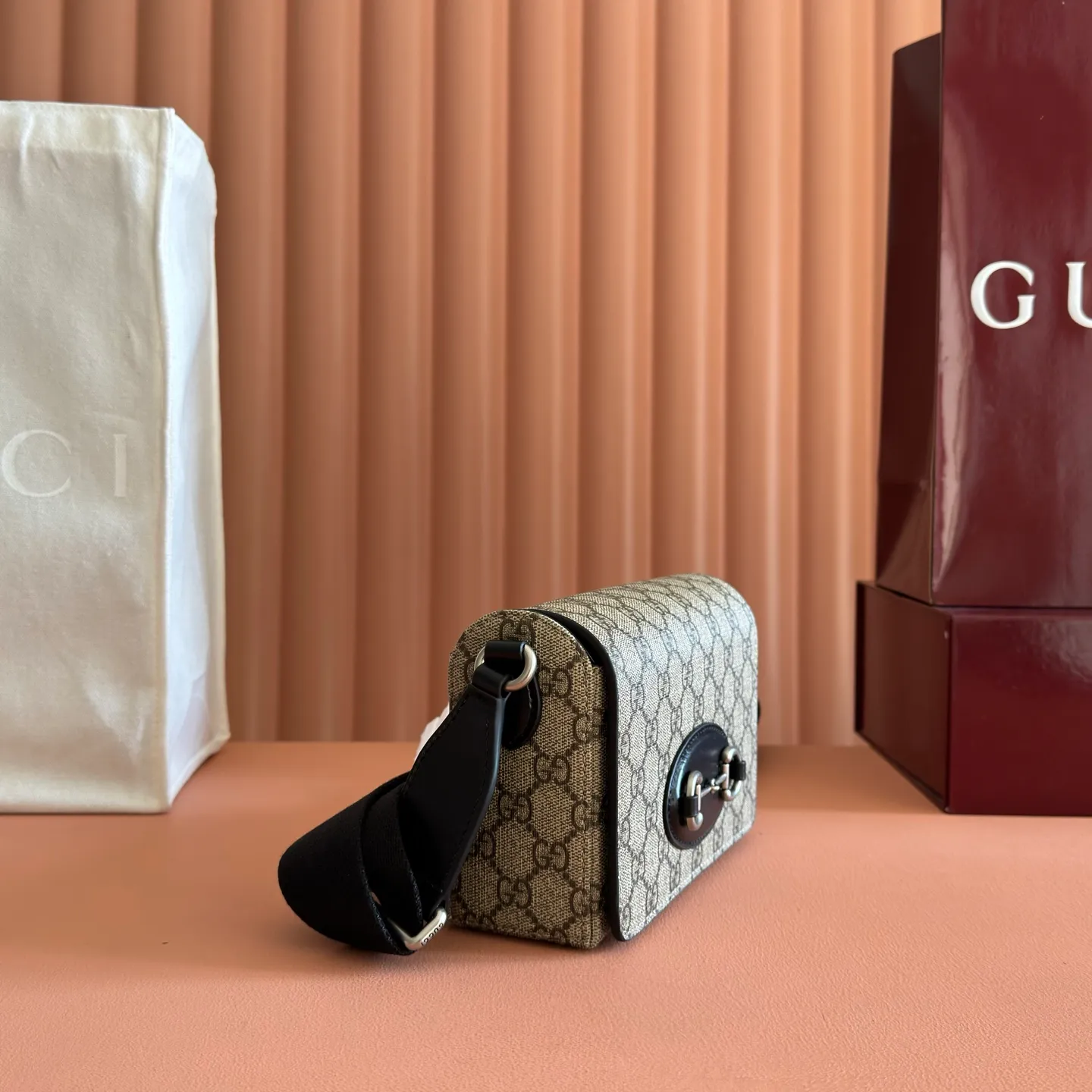 p920💋💋💋【Original configuration counter complete package】Gucci Horsebit 1955 series launches a square cut mini handbag. Designed to hold your daily essentials, this bag has black leather piping and silver-toned hardware for a chic feel. Soft GG Supreme in beige and dark brown Black leather trim Silver-toned hardware Black cotton and linen blend lining Horsebit closure Interior: 1 flat pocket Adjustable canvas shoulder strap (approx. 60 cm high) Flap with magnetic snap closure Ident.: 855566. Dimensions: 18.5cm (width) x 13cm (height) x 7cm (depth) Weight: approx. 494g Color: Pink/PVC.
