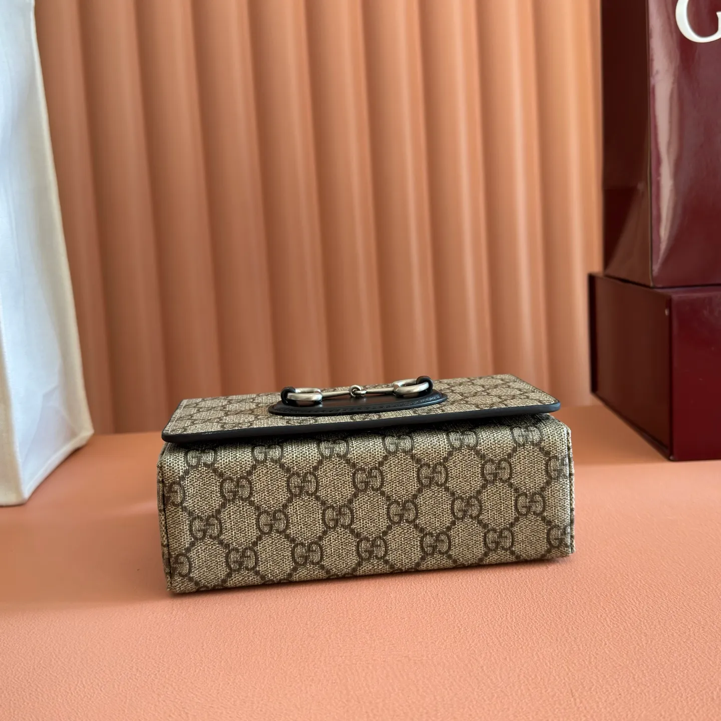 p920💋💋💋【Original configuration counter complete package】Gucci Horsebit 1955 series launches a square cut mini handbag. Designed to hold your daily essentials, this bag has black leather piping and silver-toned hardware for a chic feel. Soft GG Supreme in beige and dark brown Black leather trim Silver-toned hardware Black cotton and linen blend lining Horsebit closure Interior: 1 flat pocket Adjustable canvas shoulder strap (approx. 60 cm high) Flap with magnetic snap closure Ident.: 855566. Dimensions: 18.5cm (width) x 13cm (height) x 7cm (depth) Weight: approx. 494g Color: Pink/PVC.