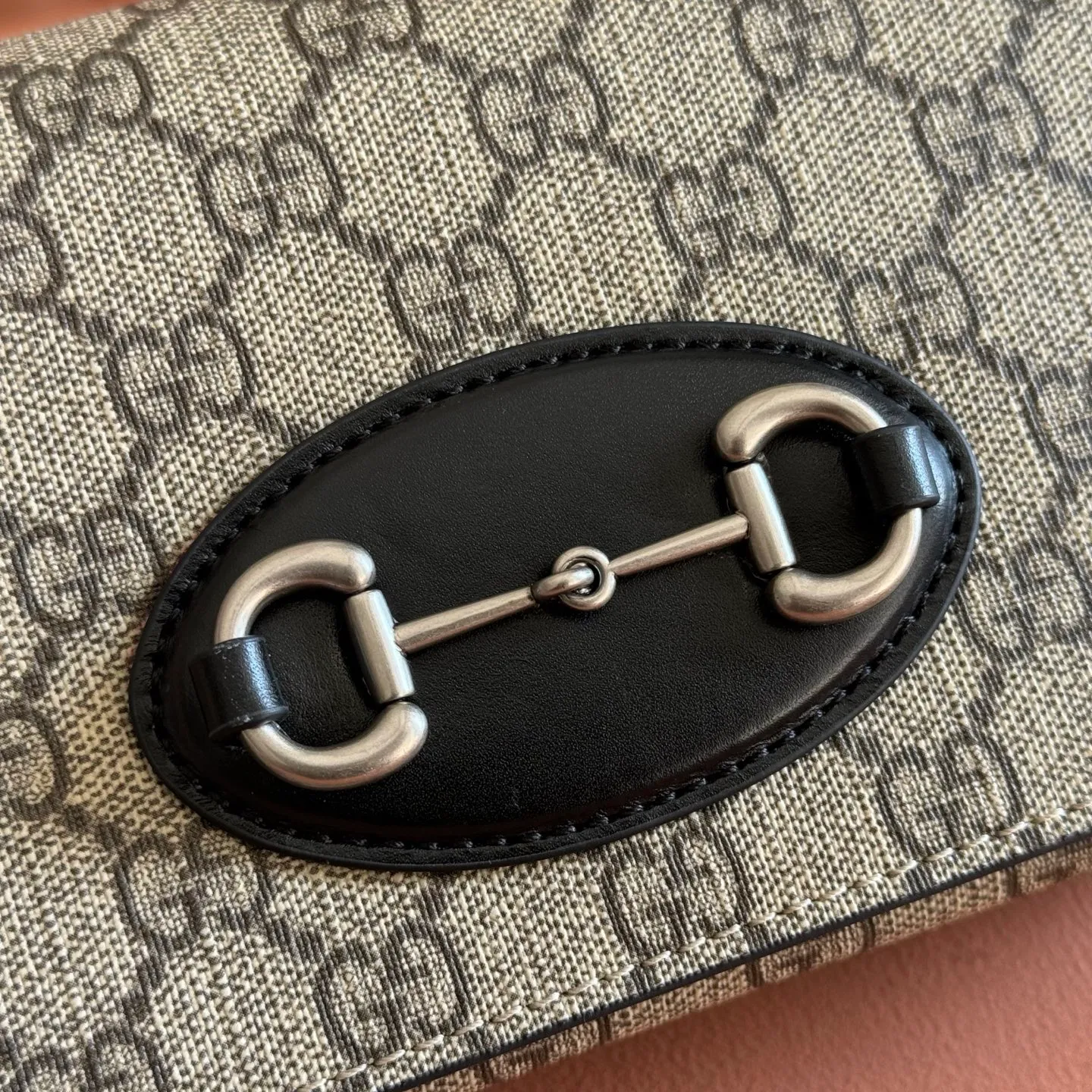 p920💋💋💋【Original configuration counter complete package】Gucci Horsebit 1955 series launches a square cut mini handbag. Designed to hold your daily essentials, this bag has black leather piping and silver-toned hardware for a chic feel. Soft GG Supreme in beige and dark brown Black leather trim Silver-toned hardware Black cotton and linen blend lining Horsebit closure Interior: 1 flat pocket Adjustable canvas shoulder strap (approx. 60 cm high) Flap with magnetic snap closure Ident.: 855566. Dimensions: 18.5cm (width) x 13cm (height) x 7cm (depth) Weight: approx. 494g Color: Pink/PVC.