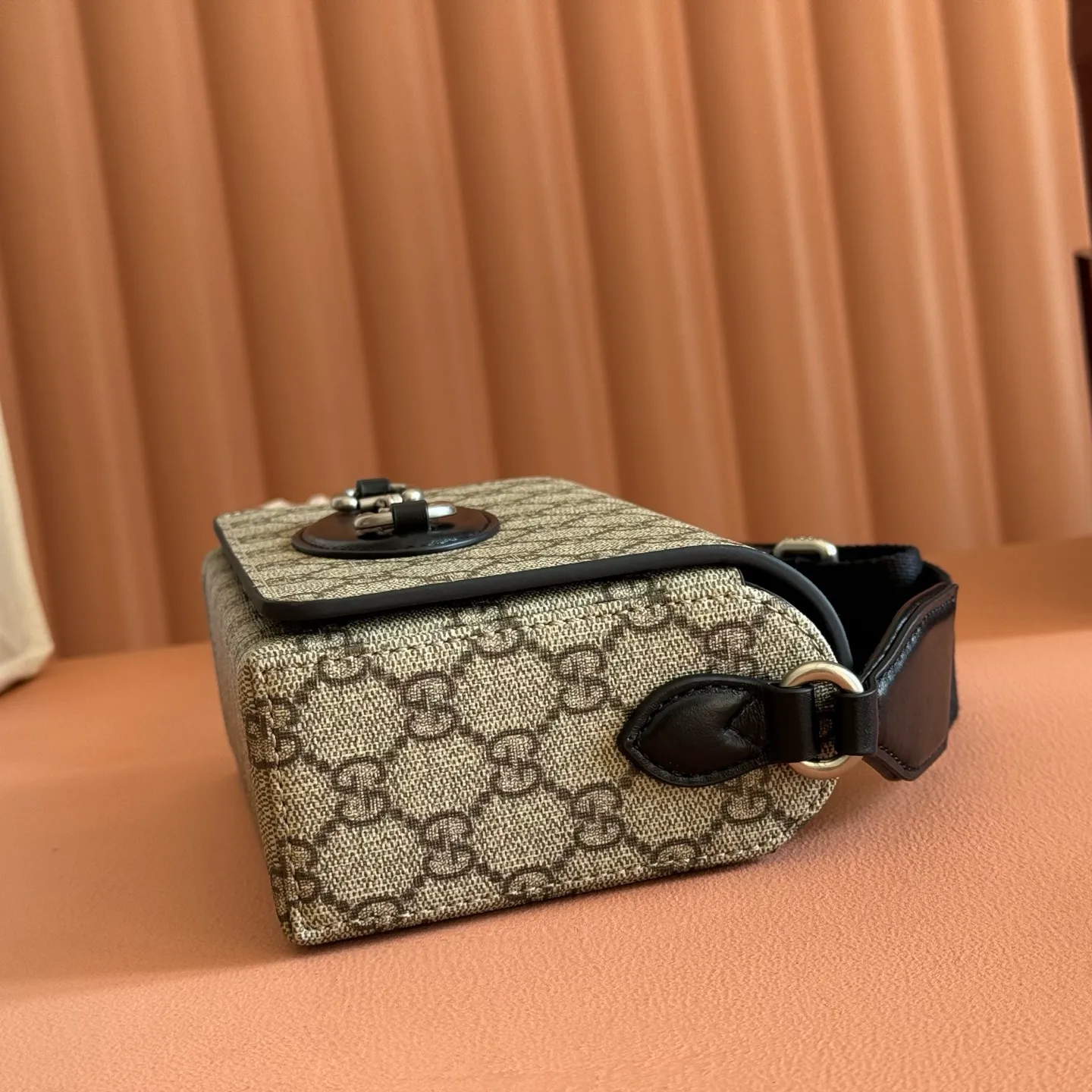 p920💋💋💋【Original configuration counter complete package】Gucci Horsebit 1955 series launches a square cut mini handbag. Designed to hold your daily essentials, this bag has black leather piping and silver-toned hardware for a chic feel. Soft GG Supreme in beige and dark brown Black leather trim Silver-toned hardware Black cotton and linen blend lining Horsebit closure Interior: 1 flat pocket Adjustable canvas shoulder strap (approx. 60 cm high) Flap with magnetic snap closure Ident.: 855566. Dimensions: 18.5cm (width) x 13cm (height) x 7cm (depth) Weight: approx. 494g Color: Pink/PVC.
