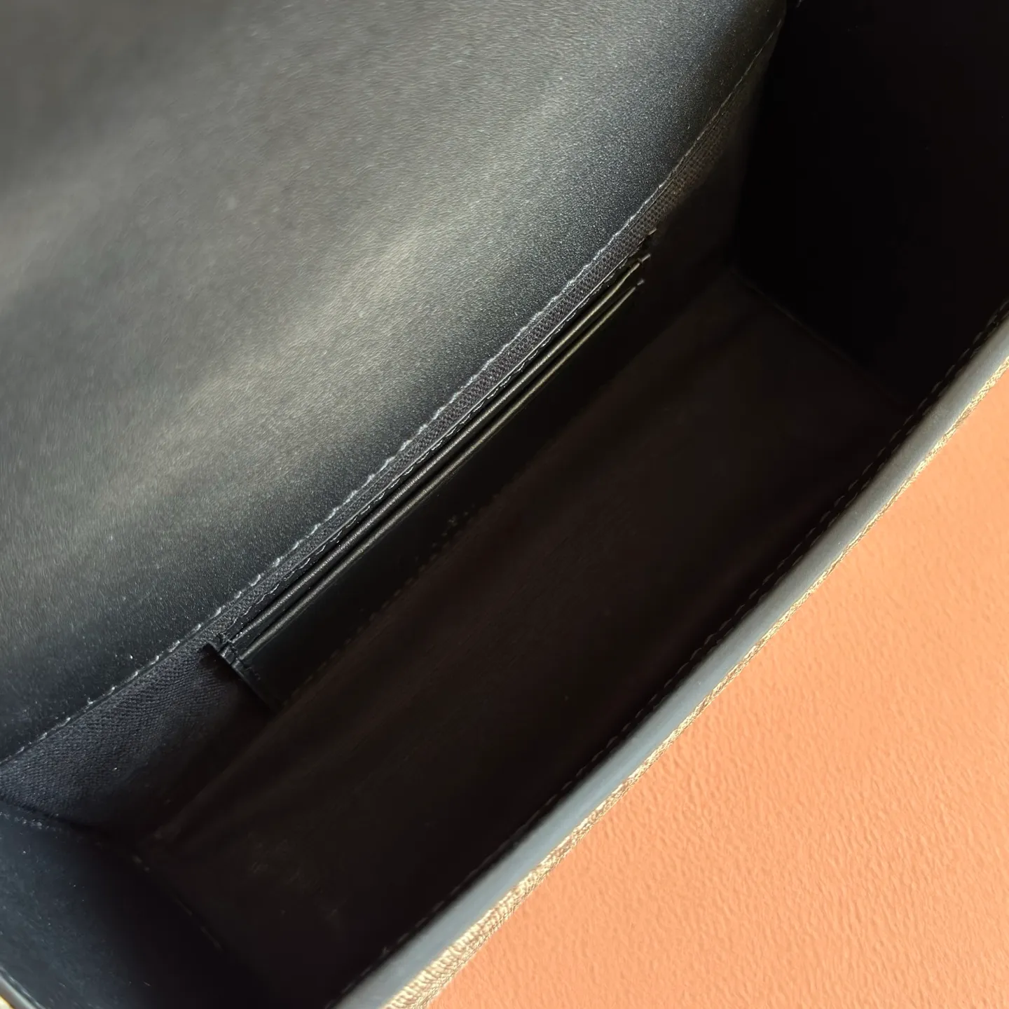 p920💋💋💋【Original configuration counter complete package】Gucci Horsebit 1955 series launches a square cut mini handbag. Designed to hold your daily essentials, this bag has black leather piping and silver-toned hardware for a chic feel. Soft GG Supreme in beige and dark brown Black leather trim Silver-toned hardware Black cotton and linen blend lining Horsebit closure Interior: 1 flat pocket Adjustable canvas shoulder strap (approx. 60 cm high) Flap with magnetic snap closure Ident.: 855566. Dimensions: 18.5cm (width) x 13cm (height) x 7cm (depth) Weight: approx. 494g Color: Pink/PVC.