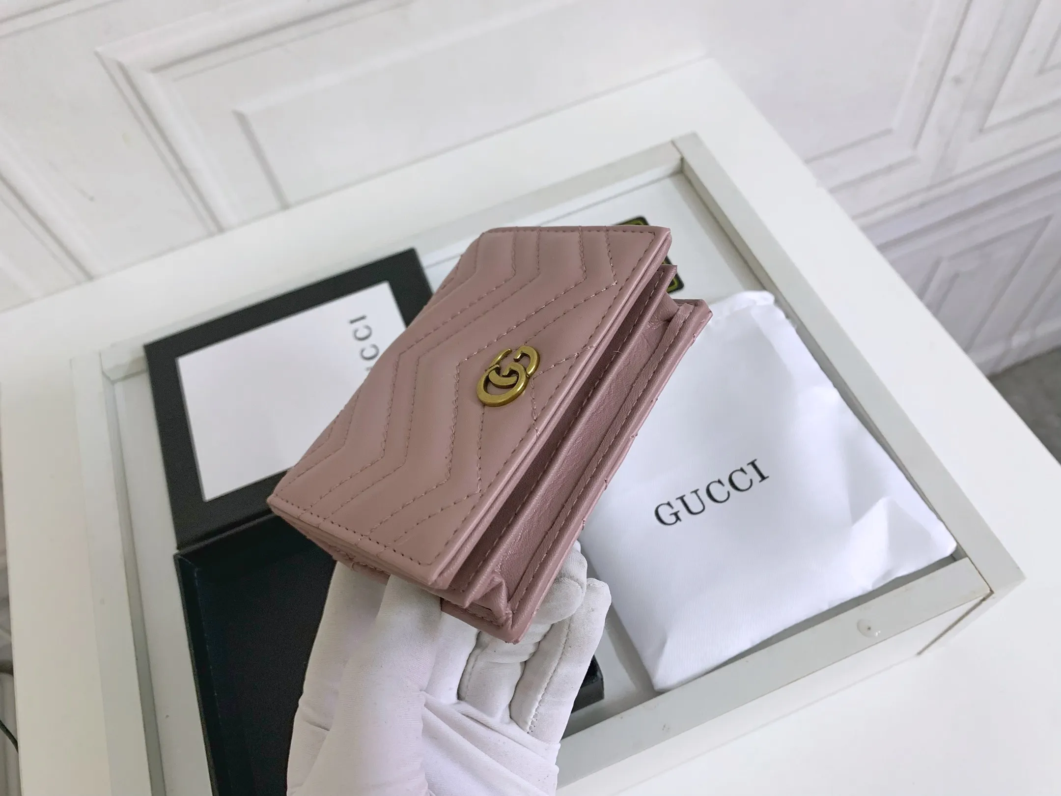 💰150 💎 Top original leather #NUDE PINK❤️ New model from GUCCI, counter quality, original single leather, real shot. 2021 Early Autumn New Style🔥 GG Marmont Series❣ Flip-top card holder😘 Made of soft quilted V-shaped leather 👍 Refined with top overseas hardware😍! Model: 466492 Size: 11x8.5x3cm.