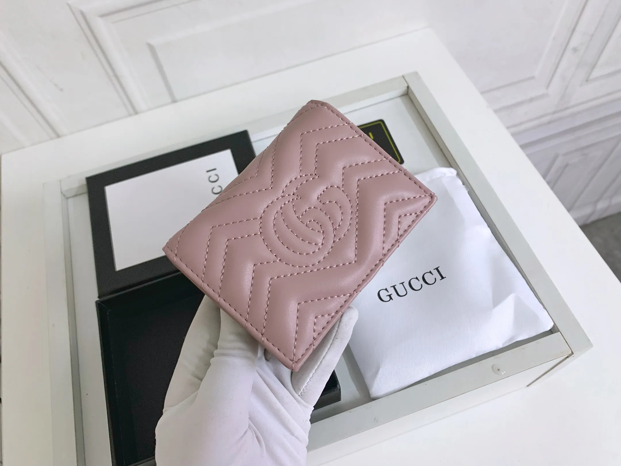 💰150 💎 Top original leather #NUDE PINK❤️ New model from GUCCI, counter quality, original single leather, real shot. 2021 Early Autumn New Style🔥 GG Marmont Series❣ Flip-top card holder😘 Made of soft quilted V-shaped leather 👍 Refined with top overseas hardware😍! Model: 466492 Size: 11x8.5x3cm.