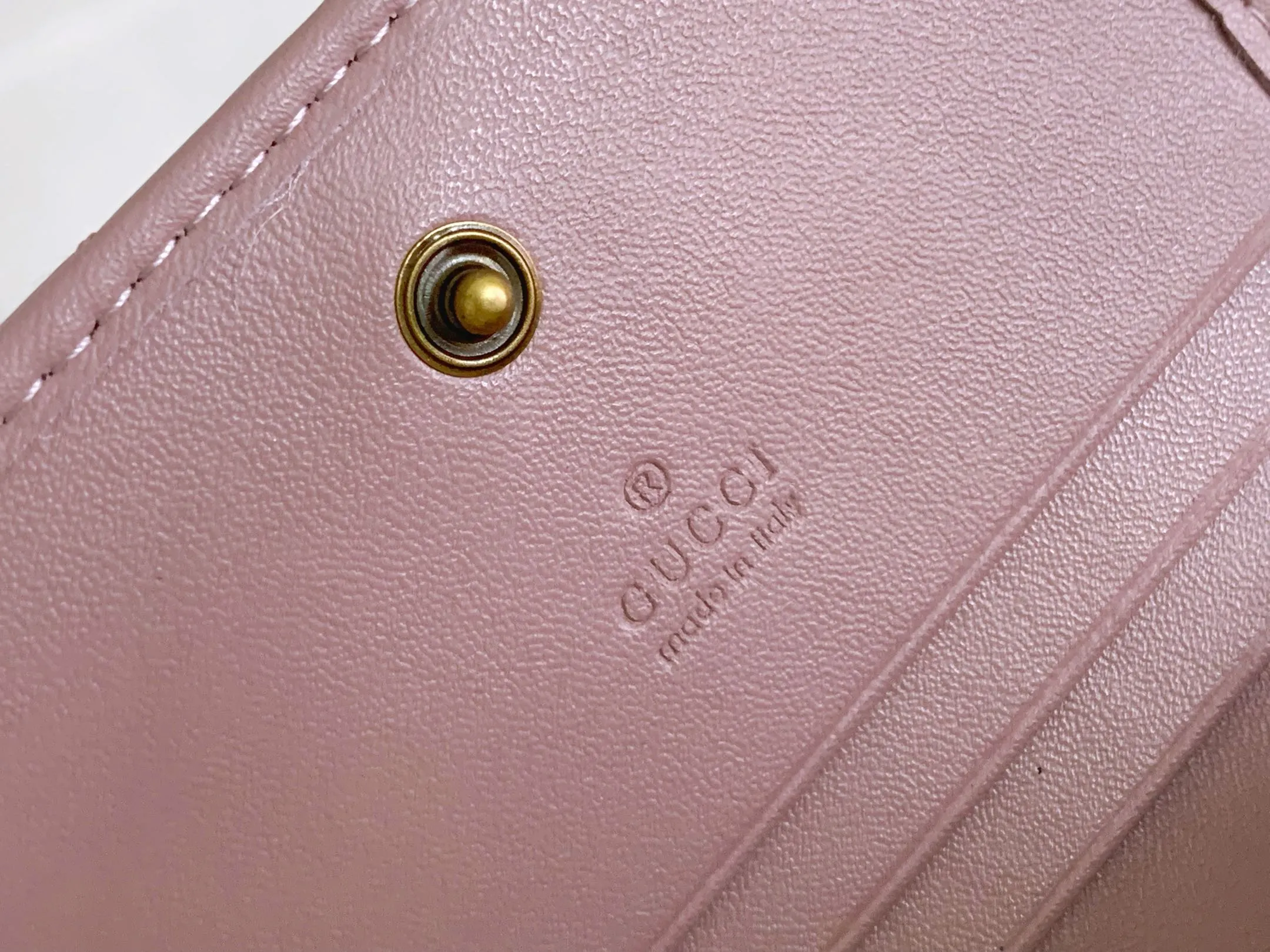💰150 💎 Top original leather #NUDE PINK❤️ New model from GUCCI, counter quality, original single leather, real shot. 2021 Early Autumn New Style🔥 GG Marmont Series❣ Flip-top card holder😘 Made of soft quilted V-shaped leather 👍 Refined with top overseas hardware😍! Model: 466492 Size: 11x8.5x3cm.