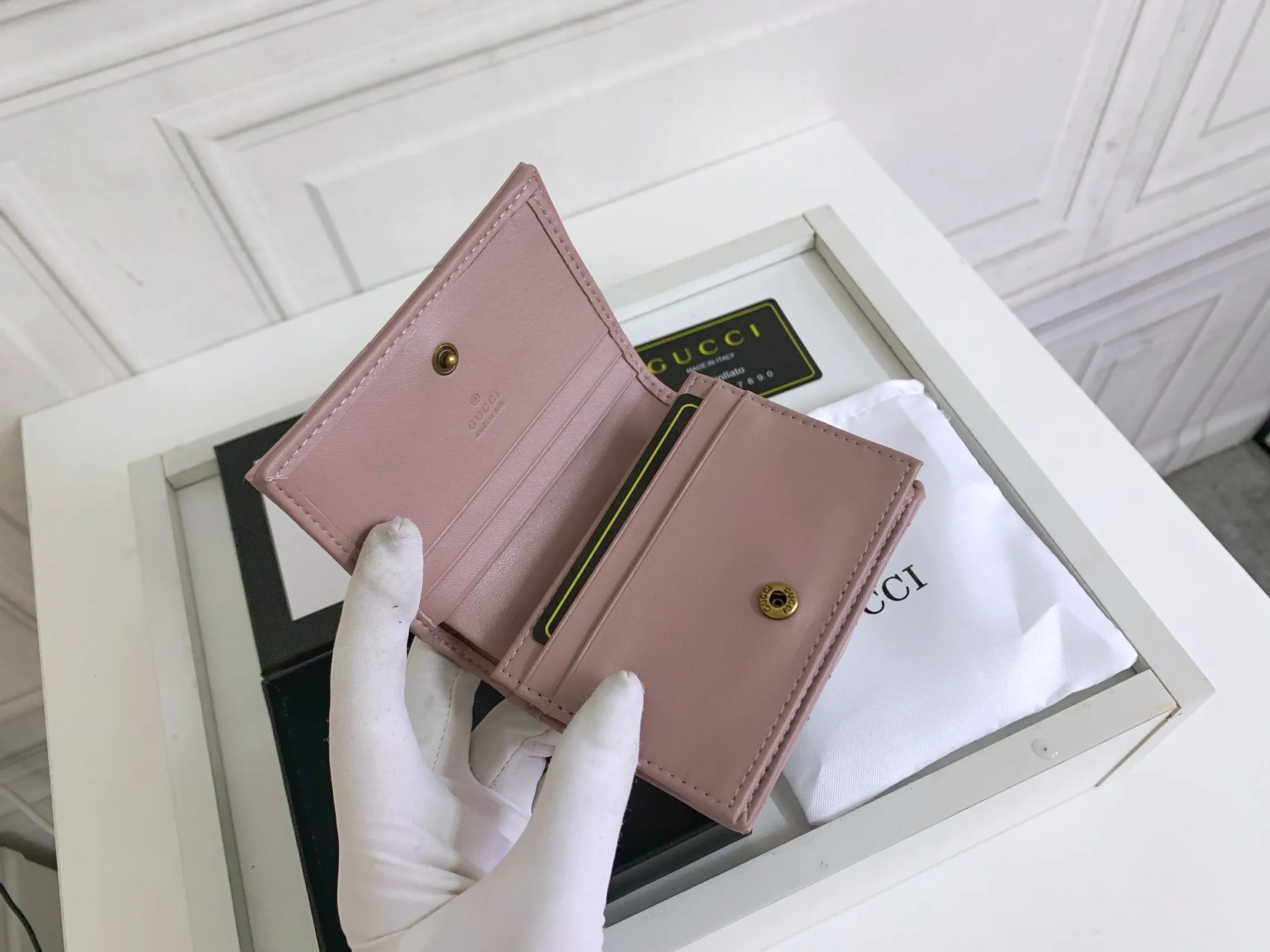 💰150 💎 Top original leather #NUDE PINK❤️ New model from GUCCI, counter quality, original single leather, real shot. 2021 Early Autumn New Style🔥 GG Marmont Series❣ Flip-top card holder😘 Made of soft quilted V-shaped leather 👍 Refined with top overseas hardware😍! Model: 466492 Size: 11x8.5x3cm.