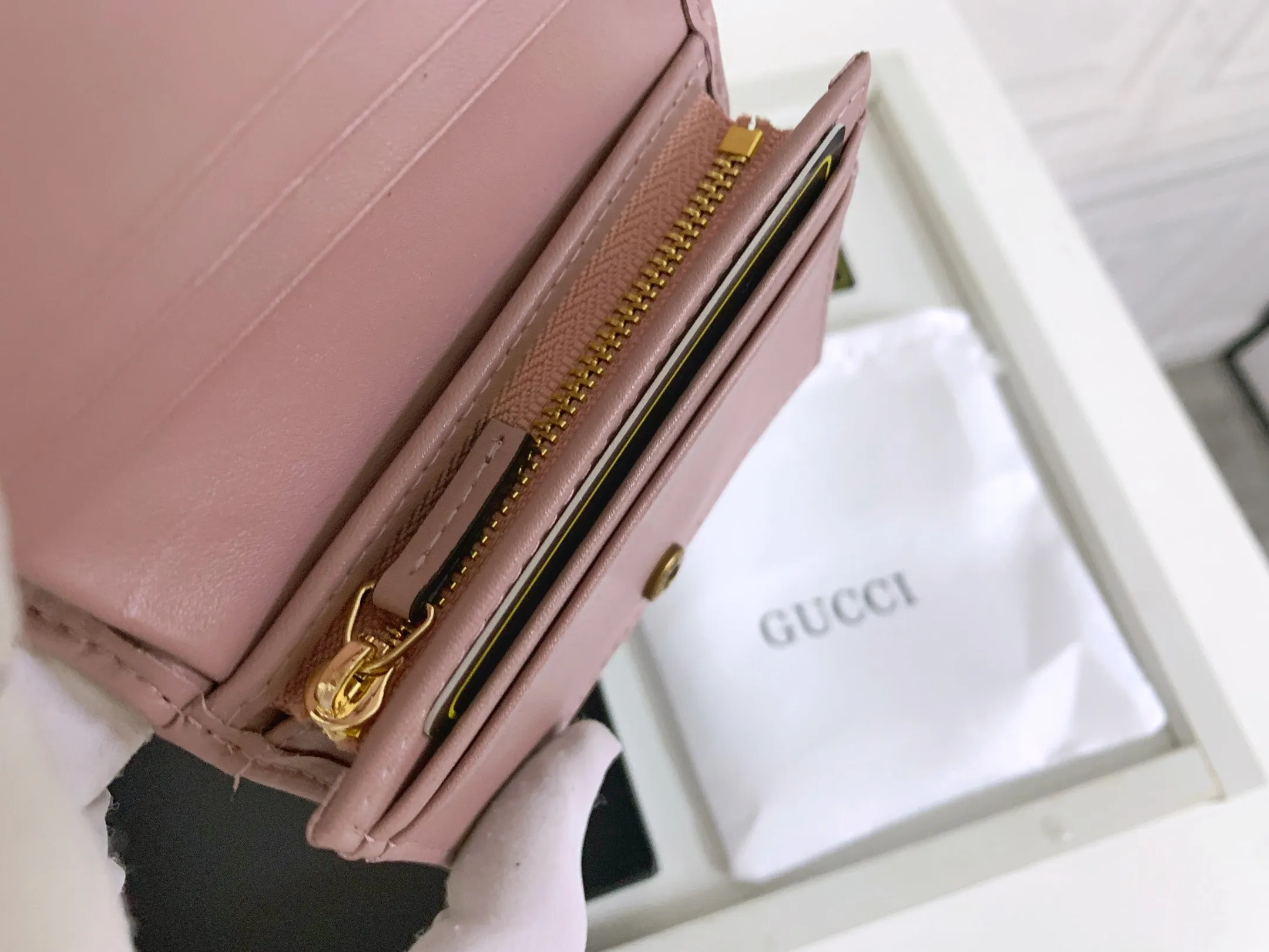 💰150 💎 Top original leather #NUDE PINK❤️ New model from GUCCI, counter quality, original single leather, real shot. 2021 Early Autumn New Style🔥 GG Marmont Series❣ Flip-top card holder😘 Made of soft quilted V-shaped leather 👍 Refined with top overseas hardware😍! Model: 466492 Size: 11x8.5x3cm.