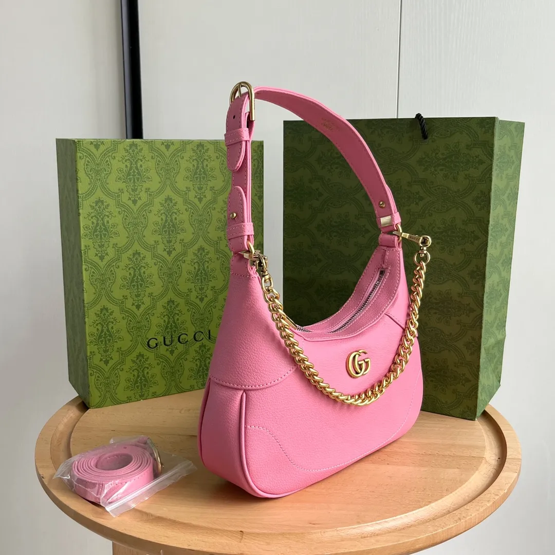 Actual shot #💰300 Style number: 731817 pink Size: 25✖️19✖️7cm Gucci’s new hobo crescent bag is here. There are 3 shoulder straps in total. It can be carried on one shoulder, crossbody, or under the arm. The solid color is super easy to match. The whole atmosphere is full