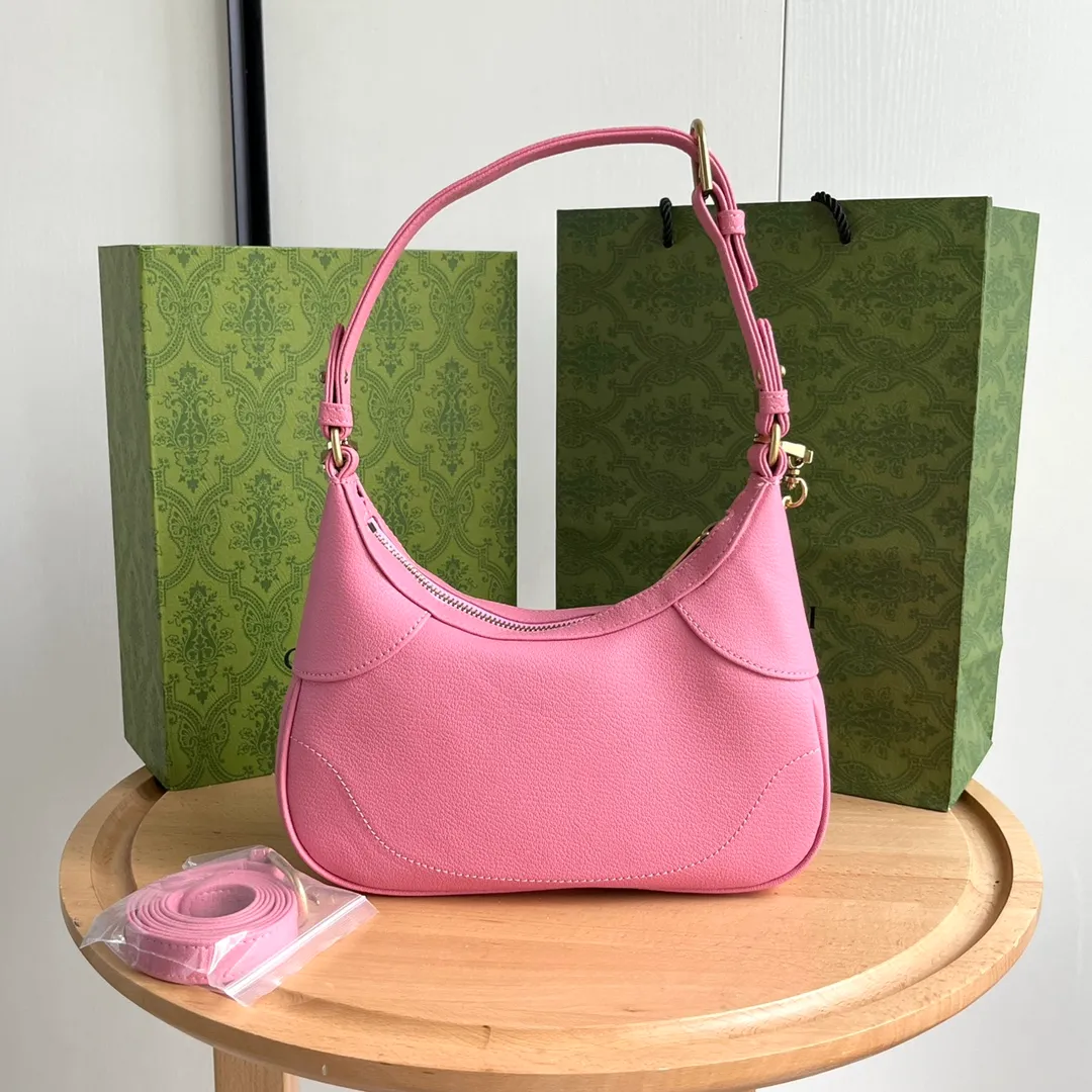 Actual shot #💰300 Style number: 731817 pink Size: 25✖️19✖️7cm Gucci’s new hobo crescent bag is here. There are 3 shoulder straps in total. It can be carried on one shoulder, crossbody, or under the arm. The solid color is super easy to match. The whole atmosphere is full