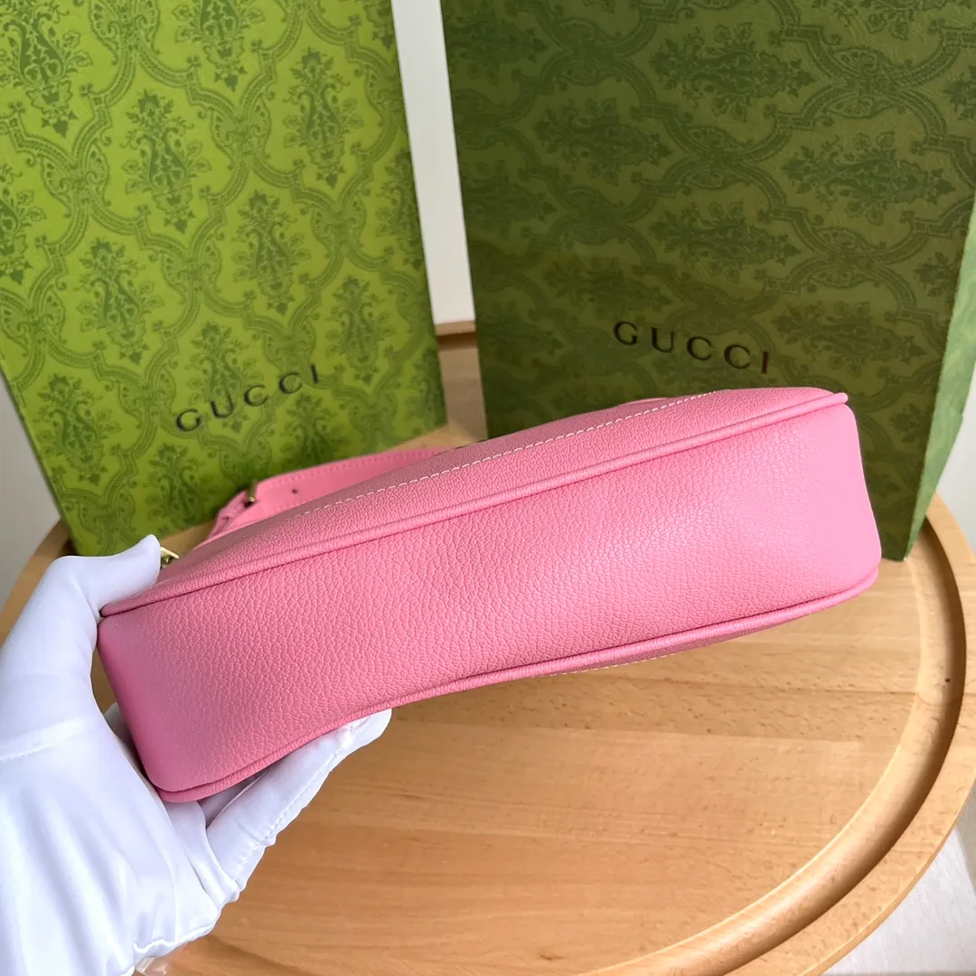 Actual shot #💰300 Style number: 731817 pink Size: 25✖️19✖️7cm Gucci’s new hobo crescent bag is here. There are 3 shoulder straps in total. It can be carried on one shoulder, crossbody, or under the arm. The solid color is super easy to match. The whole atmosphere is full