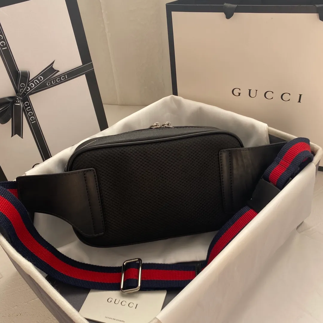 Actual shot #💰240 Style number: 474293 Size: 24*14*5.5 GUCCI men’s waist bag💪Re-engraved with heavy gold pattern👍Imported counter PVC material with first-layer cowhide replica. The leather is super soft🎊Customized counter original hardware👏YKK smooth zipper🏄🏻Perfect craftsmanship