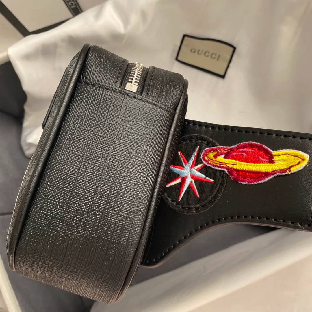 Actual shot #💰240 Style number: 474293 Size: 24*14*5.5 GUCCI men’s waist bag💪Re-engraved with heavy gold pattern👍Imported counter PVC material with first-layer cowhide replica. The leather is super soft🎊Customized counter original hardware👏YKK smooth zipper🏄🏻Perfect craftsmanship
