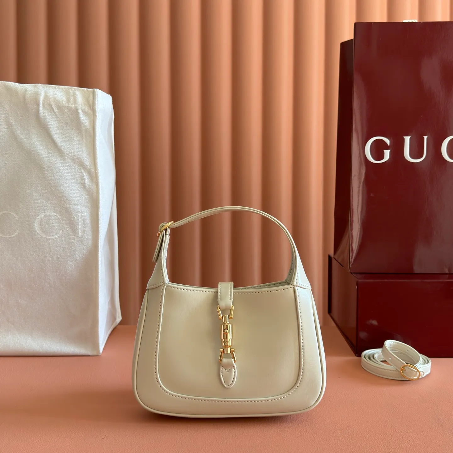 p1080. 📣📣📣 [Original leather accessories 🌈Full set of counter packaging]🔥🔥The classic Jackie 1961 series handbags have been reinterpreted in the 2020 autumn and winter series and launched into exquisite and compact mini designs. Jackie first appeared in 1961 and became a symbol of celebrity lifestyle in the 1960s and 1970s. She was often called "The Jackie" because she often appeared with the idol of the era Jackie Kennedy. This highly recognizable handbag returns to the forefront of fashion this season. It is made of GG Supreme canvas and equipped with an additional detachable shoulder strap. The second shoulder strap can be fastened to the bag with a buckle, adding a modern touch to the archive design, creating a variety of carrying options such as hand-held, shoulder or cross-body. Model: 637092 Size 19.13.3