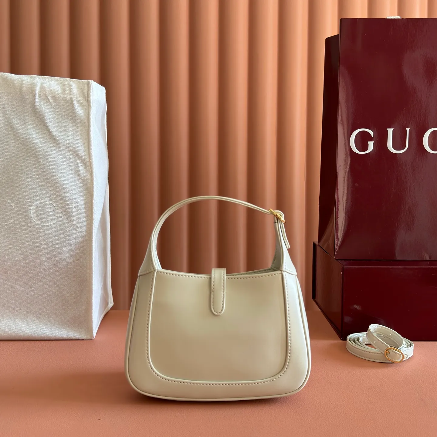 p1080. 📣📣📣 [Original leather accessories 🌈Full set of counter packaging]🔥🔥The classic Jackie 1961 series handbags have been reinterpreted in the 2020 autumn and winter series and launched into exquisite and compact mini designs. Jackie first appeared in 1961 and became a symbol of celebrity lifestyle in the 1960s and 1970s. She was often called "The Jackie" because she often appeared with the idol of the era Jackie Kennedy. This highly recognizable handbag returns to the forefront of fashion this season. It is made of GG Supreme canvas and equipped with an additional detachable shoulder strap. The second shoulder strap can be fastened to the bag with a buckle, adding a modern touch to the archive design, creating a variety of carrying options such as hand-held, shoulder or cross-body. Model: 637092 Size 19.13.3