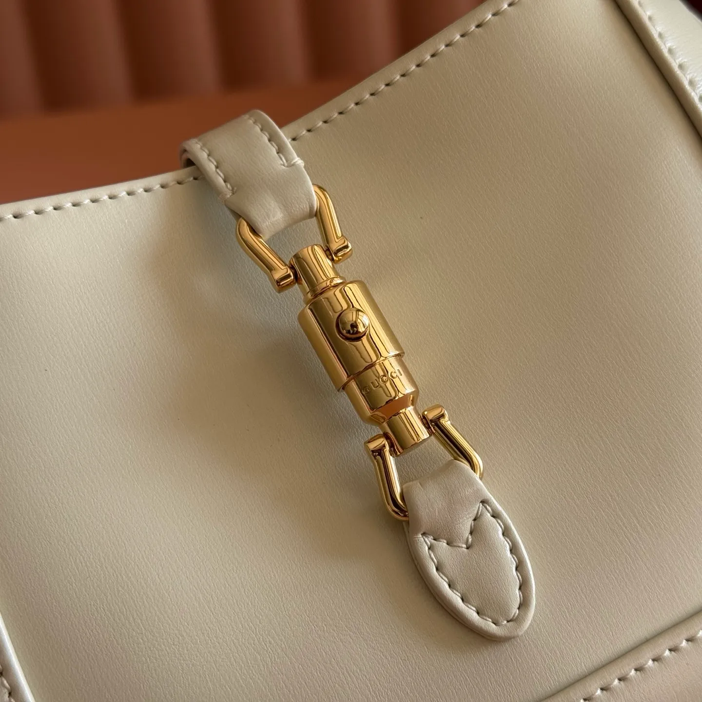 p1080. 📣📣📣 [Original leather accessories 🌈Full set of counter packaging]🔥🔥The classic Jackie 1961 series handbags have been reinterpreted in the 2020 autumn and winter series and launched into exquisite and compact mini designs. Jackie first appeared in 1961 and became a symbol of celebrity lifestyle in the 1960s and 1970s. She was often called "The Jackie" because she often appeared with the idol of the era Jackie Kennedy. This highly recognizable handbag returns to the forefront of fashion this season. It is made of GG Supreme canvas and equipped with an additional detachable shoulder strap. The second shoulder strap can be fastened to the bag with a buckle, adding a modern touch to the archive design, creating a variety of carrying options such as hand-held, shoulder or cross-body. Model: 637092 Size 19.13.3
