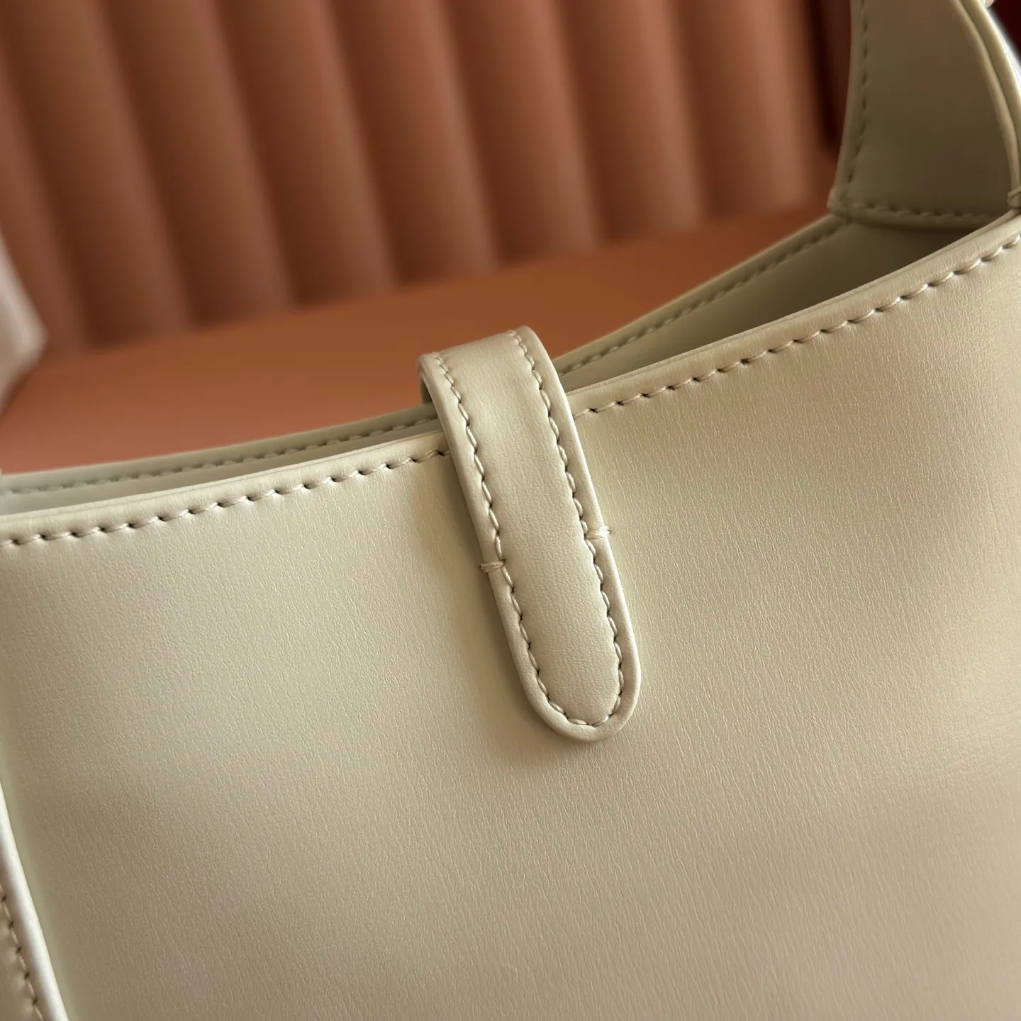 p1080. 📣📣📣 [Original leather accessories 🌈Full set of counter packaging]🔥🔥The classic Jackie 1961 series handbags have been reinterpreted in the 2020 autumn and winter series and launched into exquisite and compact mini designs. Jackie first appeared in 1961 and became a symbol of celebrity lifestyle in the 1960s and 1970s. She was often called "The Jackie" because she often appeared with the idol of the era Jackie Kennedy. This highly recognizable handbag returns to the forefront of fashion this season. It is made of GG Supreme canvas and equipped with an additional detachable shoulder strap. The second shoulder strap can be fastened to the bag with a buckle, adding a modern touch to the archive design, creating a variety of carrying options such as hand-held, shoulder or cross-body. Model: 637092 Size 19.13.3