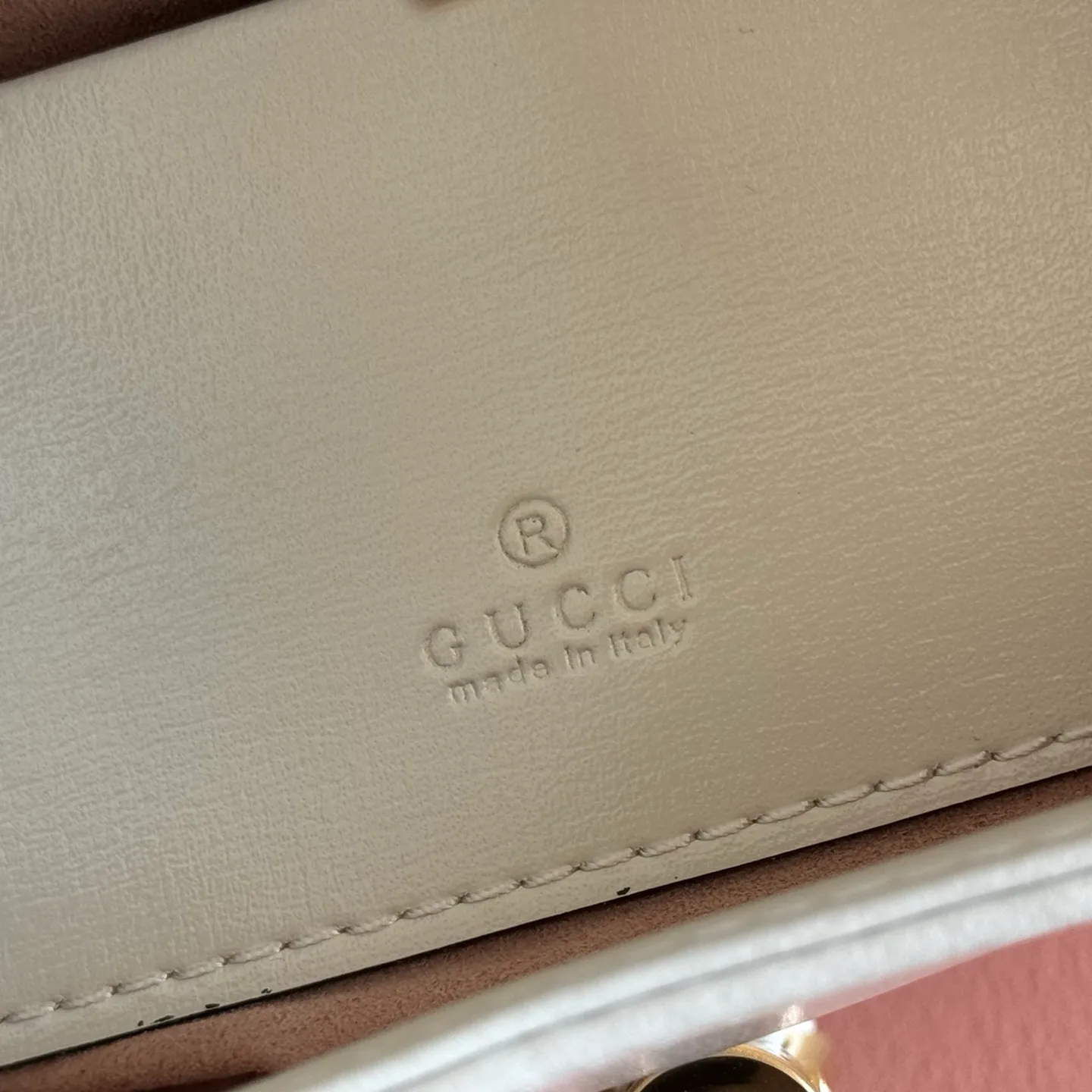 p1080. 📣📣📣 [Original leather accessories 🌈Full set of counter packaging]🔥🔥The classic Jackie 1961 series handbags have been reinterpreted in the 2020 autumn and winter series and launched into exquisite and compact mini designs. Jackie first appeared in 1961 and became a symbol of celebrity lifestyle in the 1960s and 1970s. She was often called "The Jackie" because she often appeared with the idol of the era Jackie Kennedy. This highly recognizable handbag returns to the forefront of fashion this season. It is made of GG Supreme canvas and equipped with an additional detachable shoulder strap. The second shoulder strap can be fastened to the bag with a buckle, adding a modern touch to the archive design, creating a variety of carrying options such as hand-held, shoulder or cross-body. Model: 637092 Size 19.13.3