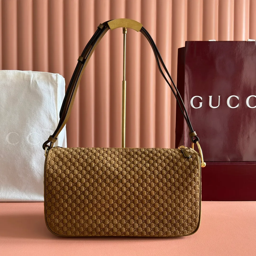 p1260💋💋💋【Original configuration counter complete set of packaging】Renewedly presents the Gucci Half Horsebit series, reinterpreting one of the brand's most iconic elements in a modern style. The collection cleverly combines relaxed silhouettes with the iconic half-horsebit hardware, which gives rise to its name. Ivory grained soft leather Gold-tone hardware White linen-cotton blend lining Half horsebit closure Interior: One open pocket Adjustable cowhide leather shoulder strap (height: 32cm - 34cm; length: 66cm - 73cm) Zip closure Ident: 860787. Dimensions: 31.5cm (width) x 17cm (height) x 12cm (depth) Weight: approx. 0.7kg