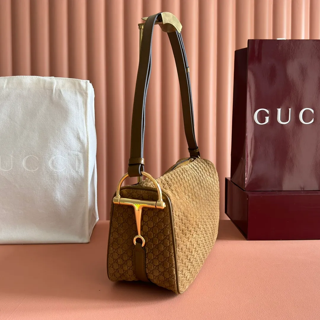p1260💋💋💋【Original configuration counter complete set of packaging】Renewedly presents the Gucci Half Horsebit series, reinterpreting one of the brand's most iconic elements in a modern style. The collection cleverly combines relaxed silhouettes with the iconic half-horsebit hardware, which gives rise to its name. Ivory grained soft leather Gold-tone hardware White linen-cotton blend lining Half horsebit closure Interior: One open pocket Adjustable cowhide leather shoulder strap (height: 32cm - 34cm; length: 66cm - 73cm) Zip closure Ident: 860787. Dimensions: 31.5cm (width) x 17cm (height) x 12cm (depth) Weight: approx. 0.7kg