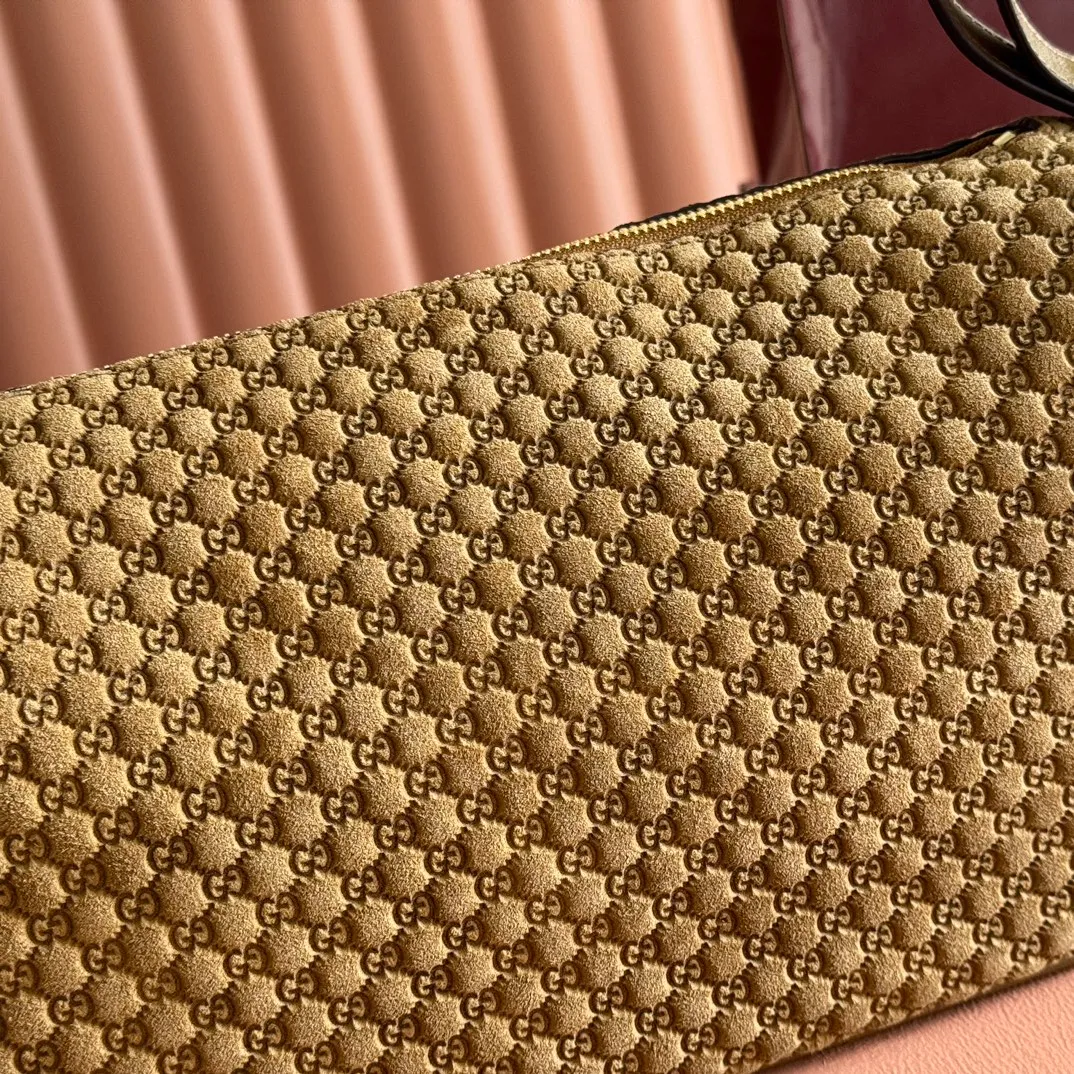p1260💋💋💋【Original configuration counter complete set of packaging】Renewedly presents the Gucci Half Horsebit series, reinterpreting one of the brand's most iconic elements in a modern style. The collection cleverly combines relaxed silhouettes with the iconic half-horsebit hardware, which gives rise to its name. Ivory grained soft leather Gold-tone hardware White linen-cotton blend lining Half horsebit closure Interior: One open pocket Adjustable cowhide leather shoulder strap (height: 32cm - 34cm; length: 66cm - 73cm) Zip closure Ident: 860787. Dimensions: 31.5cm (width) x 17cm (height) x 12cm (depth) Weight: approx. 0.7kg