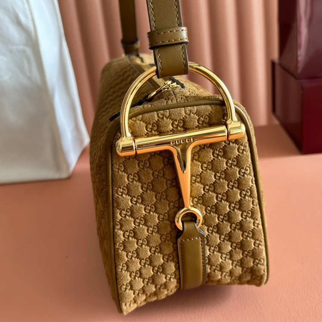 p1260💋💋💋【Original configuration counter complete set of packaging】Renewedly presents the Gucci Half Horsebit series, reinterpreting one of the brand's most iconic elements in a modern style. The collection cleverly combines relaxed silhouettes with the iconic half-horsebit hardware, which gives rise to its name. Ivory grained soft leather Gold-tone hardware White linen-cotton blend lining Half horsebit closure Interior: One open pocket Adjustable cowhide leather shoulder strap (height: 32cm - 34cm; length: 66cm - 73cm) Zip closure Ident: 860787. Dimensions: 31.5cm (width) x 17cm (height) x 12cm (depth) Weight: approx. 0.7kg