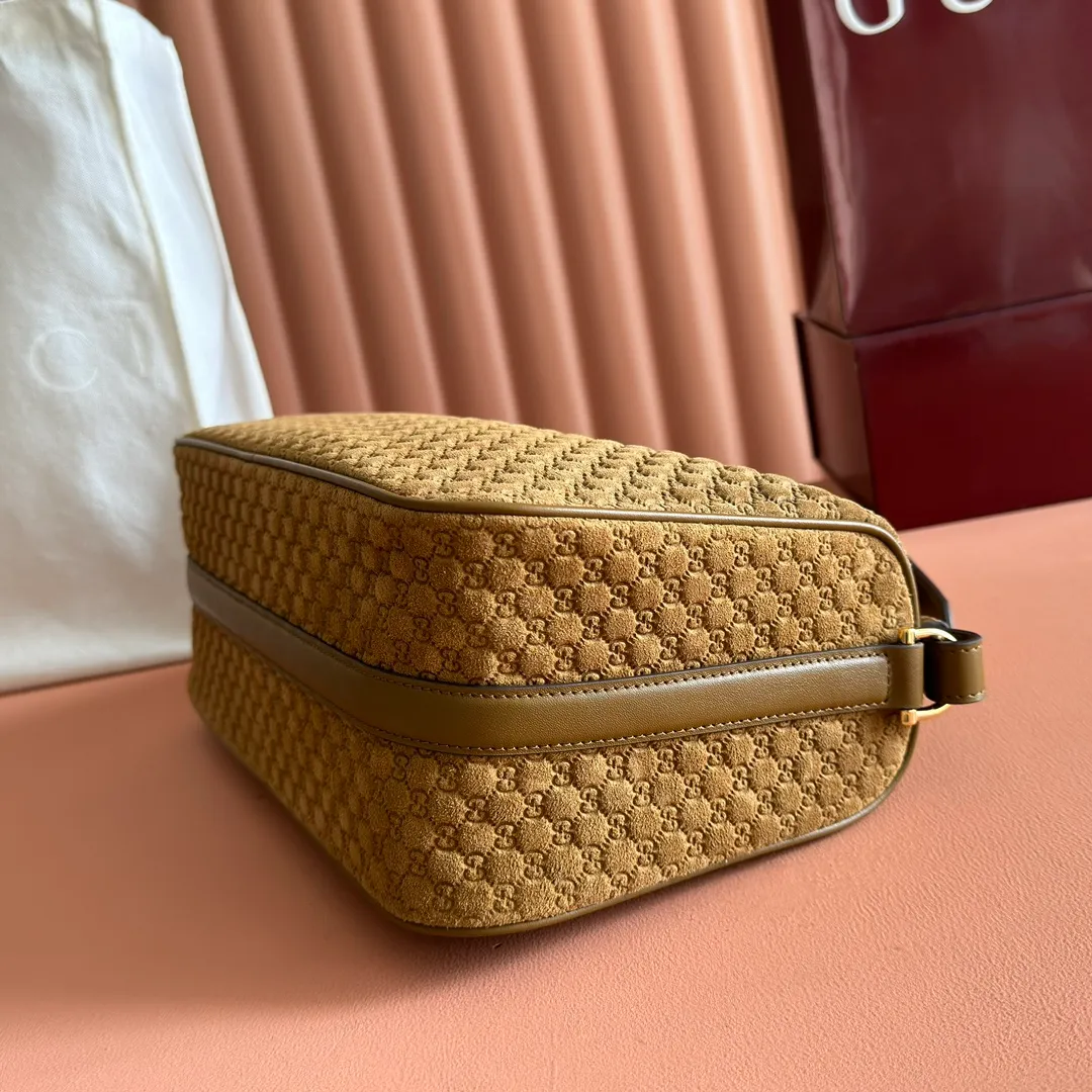 p1260💋💋💋【Original configuration counter complete set of packaging】Renewedly presents the Gucci Half Horsebit series, reinterpreting one of the brand's most iconic elements in a modern style. The collection cleverly combines relaxed silhouettes with the iconic half-horsebit hardware, which gives rise to its name. Ivory grained soft leather Gold-tone hardware White linen-cotton blend lining Half horsebit closure Interior: One open pocket Adjustable cowhide leather shoulder strap (height: 32cm - 34cm; length: 66cm - 73cm) Zip closure Ident: 860787. Dimensions: 31.5cm (width) x 17cm (height) x 12cm (depth) Weight: approx. 0.7kg