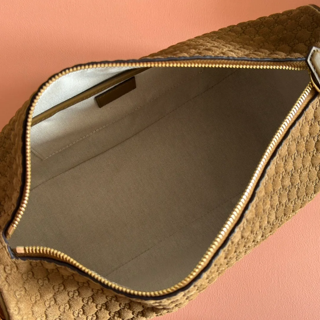 p1260💋💋💋【Original configuration counter complete set of packaging】Renewedly presents the Gucci Half Horsebit series, reinterpreting one of the brand's most iconic elements in a modern style. The collection cleverly combines relaxed silhouettes with the iconic half-horsebit hardware, which gives rise to its name. Ivory grained soft leather Gold-tone hardware White linen-cotton blend lining Half horsebit closure Interior: One open pocket Adjustable cowhide leather shoulder strap (height: 32cm - 34cm; length: 66cm - 73cm) Zip closure Ident: 860787. Dimensions: 31.5cm (width) x 17cm (height) x 12cm (depth) Weight: approx. 0.7kg