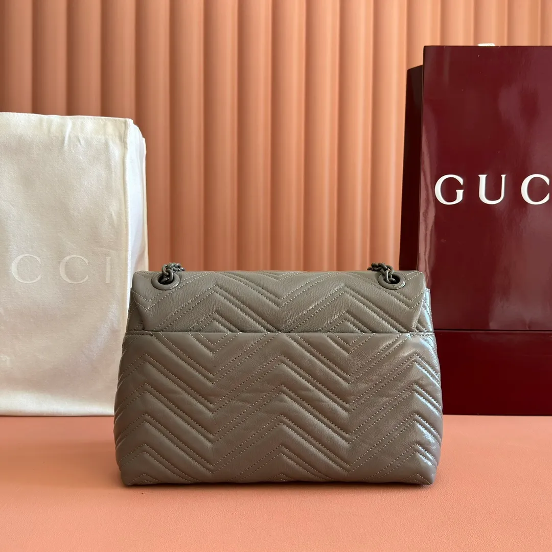 p1640💋💋💋【With full set of original counter packaging】💕2025 autumn and winter series, the brand's iconic GG Marmont series is ingeniously integrated with classic double G elements and faceted chain straps, creating a soft yet stiff silhouette design. This piece is crafted from soft, lightweight quilted V-shaped calfskin leather and features tonal enamel hardware and chain. Black soft lightweight quilted V-shaped calfskin leather. Tonal enamel hardware and chain. Black rayon lining. Double G. Interior: Zip pocket. Exterior: Back pocket. Sliding chain shoulder strap: Height: 28cm – 51cm. Magnetic closure. Ident.: 850676. Dimensions: 31cm (W) x 17cm (H) x 8cm (D) Weight: approx. 0.5kg Color: Gray/Soft Leather. Made in Italy