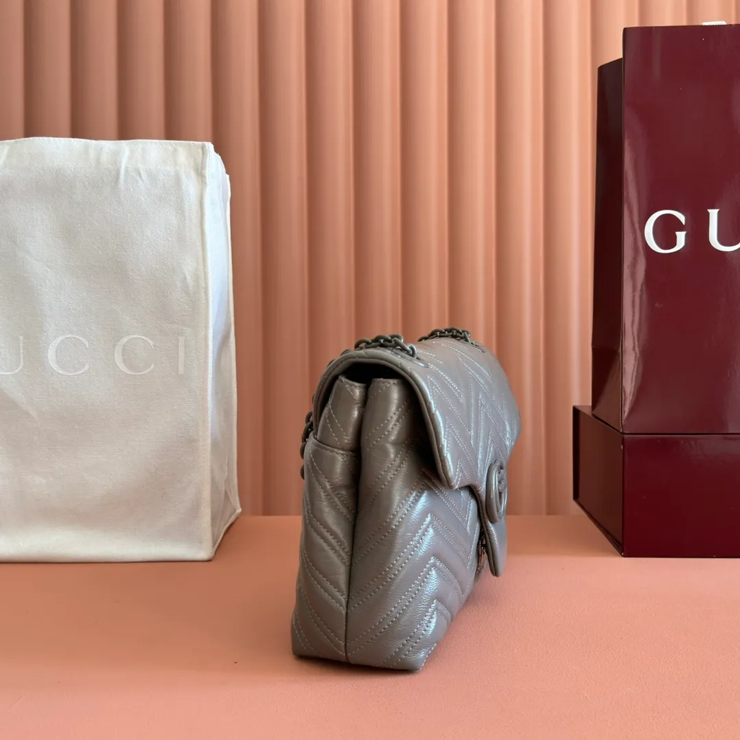 p1640💋💋💋【With full set of original counter packaging】💕2025 autumn and winter series, the brand's iconic GG Marmont series is ingeniously integrated with classic double G elements and faceted chain straps, creating a soft yet stiff silhouette design. This piece is crafted from soft, lightweight quilted V-shaped calfskin leather and features tonal enamel hardware and chain. Black soft lightweight quilted V-shaped calfskin leather. Tonal enamel hardware and chain. Black rayon lining. Double G. Interior: Zip pocket. Exterior: Back pocket. Sliding chain shoulder strap: Height: 28cm – 51cm. Magnetic closure. Ident.: 850676. Dimensions: 31cm (W) x 17cm (H) x 8cm (D) Weight: approx. 0.5kg Color: Gray/Soft Leather. Made in Italy