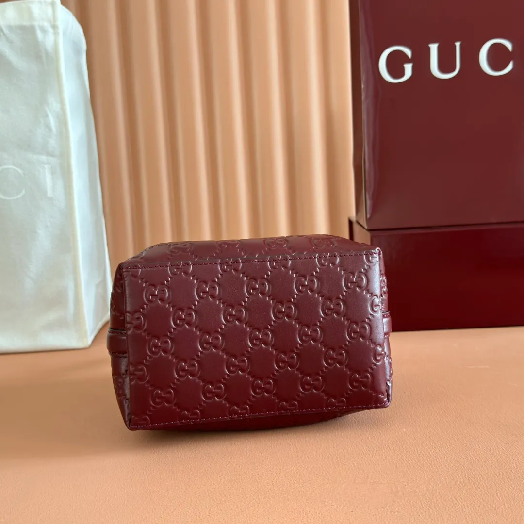 p1140. 💋💋💋 Comes with a full set of original counter packaging [New Product] 2025 Autumn and Winter Series, the GG Emblem series reinterprets the brand's timeless elegance and exquisite craftsmanship. Lined in tonal cotton, this practical bucket bag features an internal compartment. Anchor red printed embossed GG calf leather Light gold-toned lining Anchor red cotton lining Top handle with hook closure (height: 14 cm) Additional D-ring for attaching detachable items Interior: two compartments and a central snap-stud compartment Removable and adjustable calfskin leather shoulder strap (height: 52 cm - 57.5 cm; length: 107 cm - 114 cm) Magnetic snap closure Ident No.: 815118. Dimensions: 19cm (W) x 18cm (H) x 11cm (D) Weight: Approx. 0.45kg Color: Anchor red embossed. Made in Italy