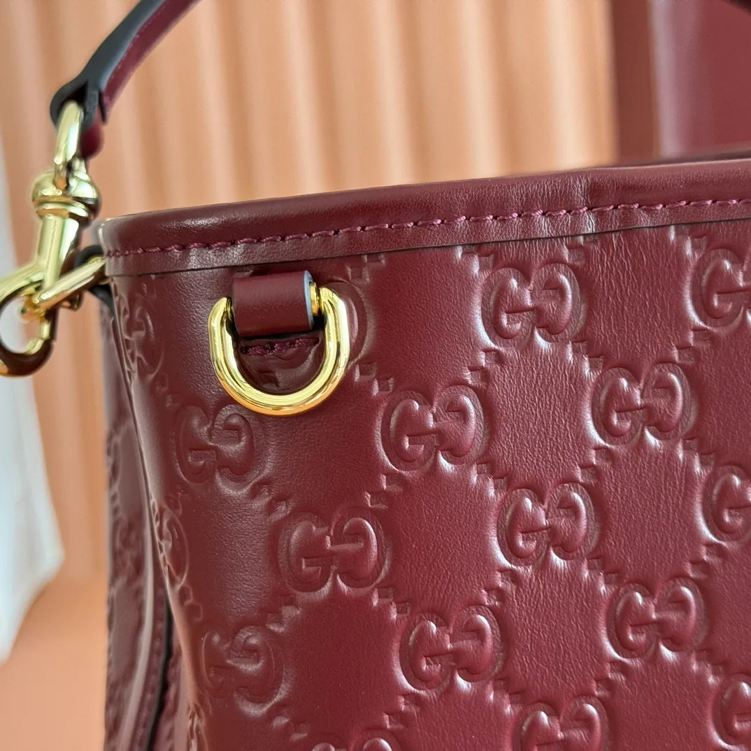 p1140. 💋💋💋 Comes with a full set of original counter packaging [New Product] 2025 Autumn and Winter Series, the GG Emblem series reinterprets the brand's timeless elegance and exquisite craftsmanship. Lined in tonal cotton, this practical bucket bag features an internal compartment. Anchor red printed embossed GG calf leather Light gold-toned lining Anchor red cotton lining Top handle with hook closure (height: 14 cm) Additional D-ring for attaching detachable items Interior: two compartments and a central snap-stud compartment Removable and adjustable calfskin leather shoulder strap (height: 52 cm - 57.5 cm; length: 107 cm - 114 cm) Magnetic snap closure Ident No.: 815118. Dimensions: 19cm (W) x 18cm (H) x 11cm (D) Weight: Approx. 0.45kg Color: Anchor red embossed. Made in Italy